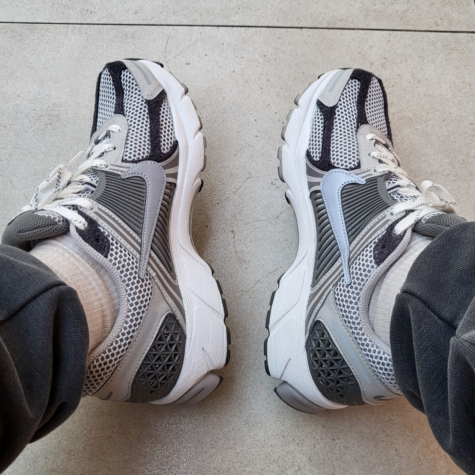 Nike Zoom Vomero 5 PRM Light Iron Ore and Flat Fewter 착용 스타일