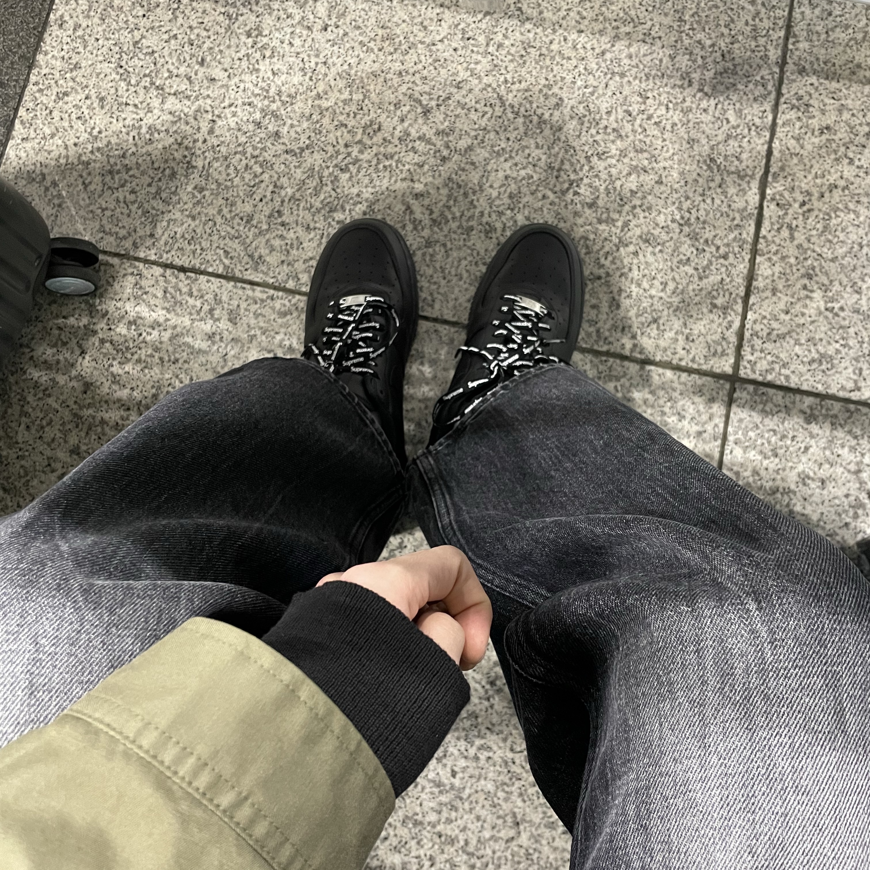 Nike x Supreme Air Force 1 Low Black 착용 스타일