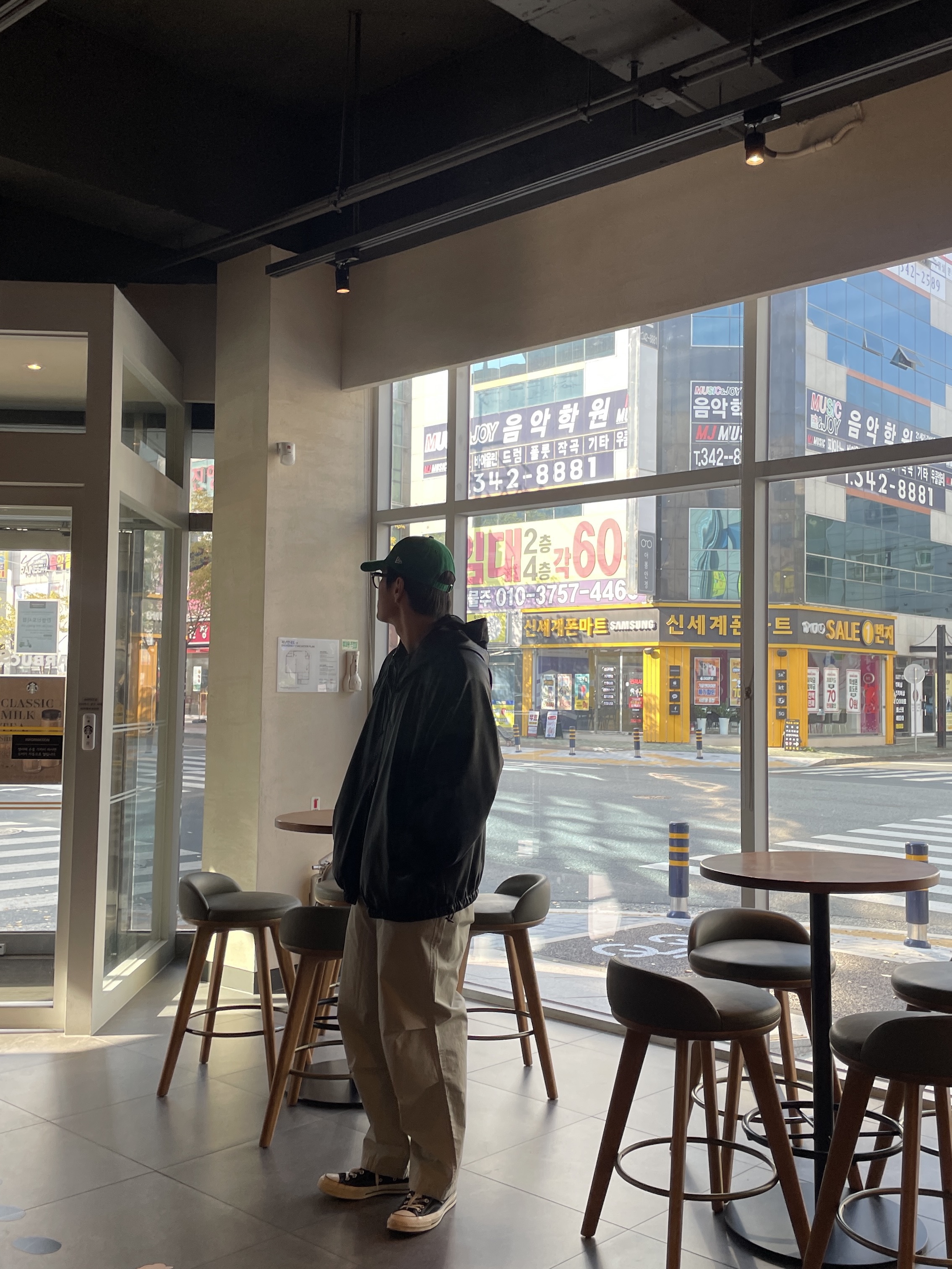 Converse Chuck 70 Hi Black, New Era x MoMA New York Yankees Cap Black 착용 스타일