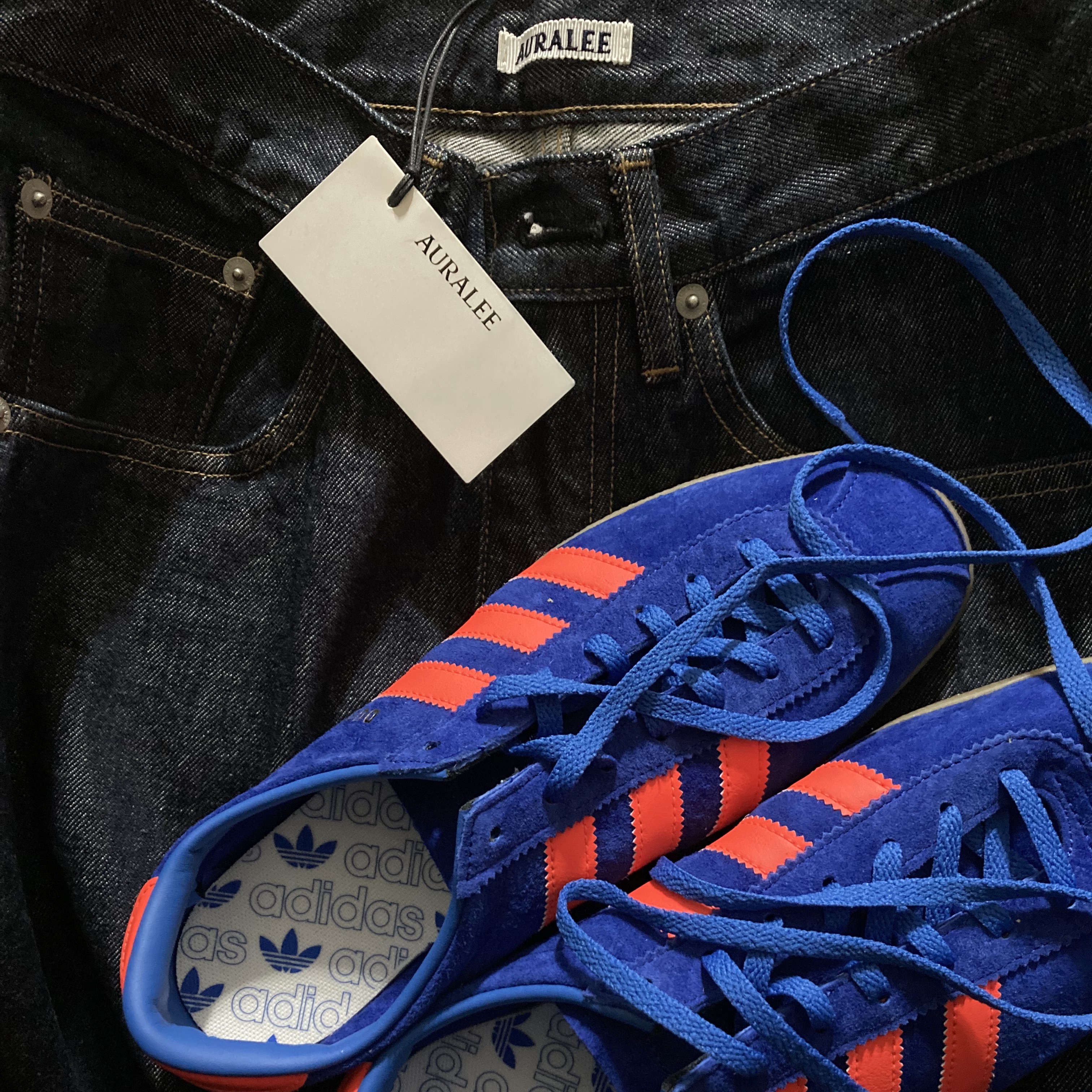 Adidas Dublin Phanton Solar Red, Auralee Hard Twist Denim 5P Pants Indigo 착용 스타일 - 1