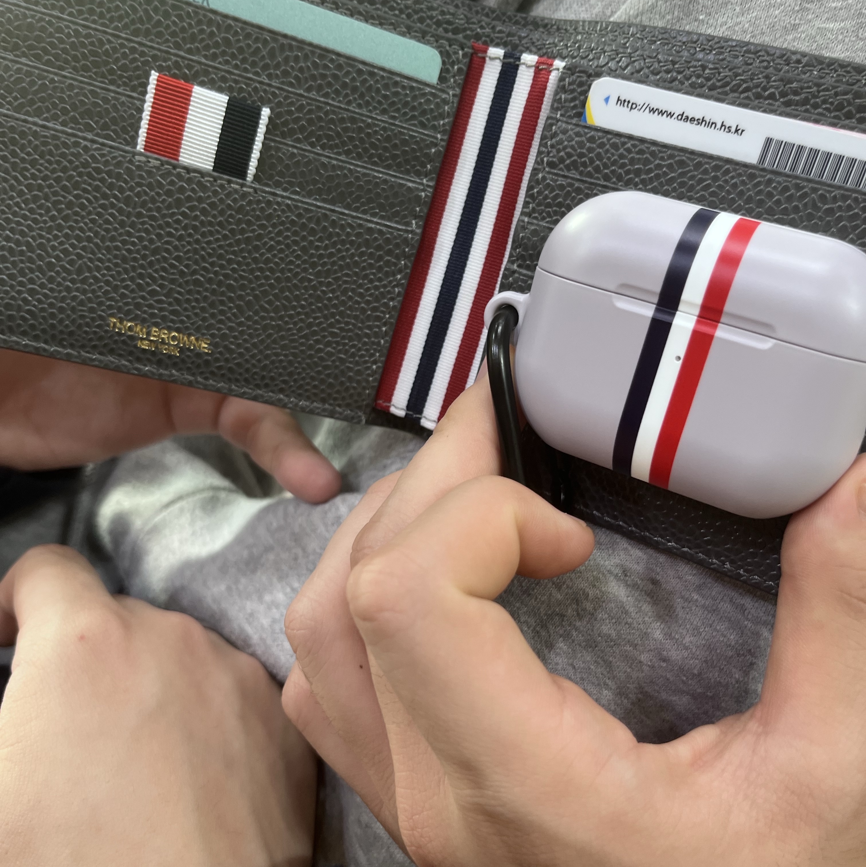 Thom Browne Pebble Grain Leather 4-Bar Applique Stripe Bill Fold Wallet Dark Grey - 23SS 착용 스타일
