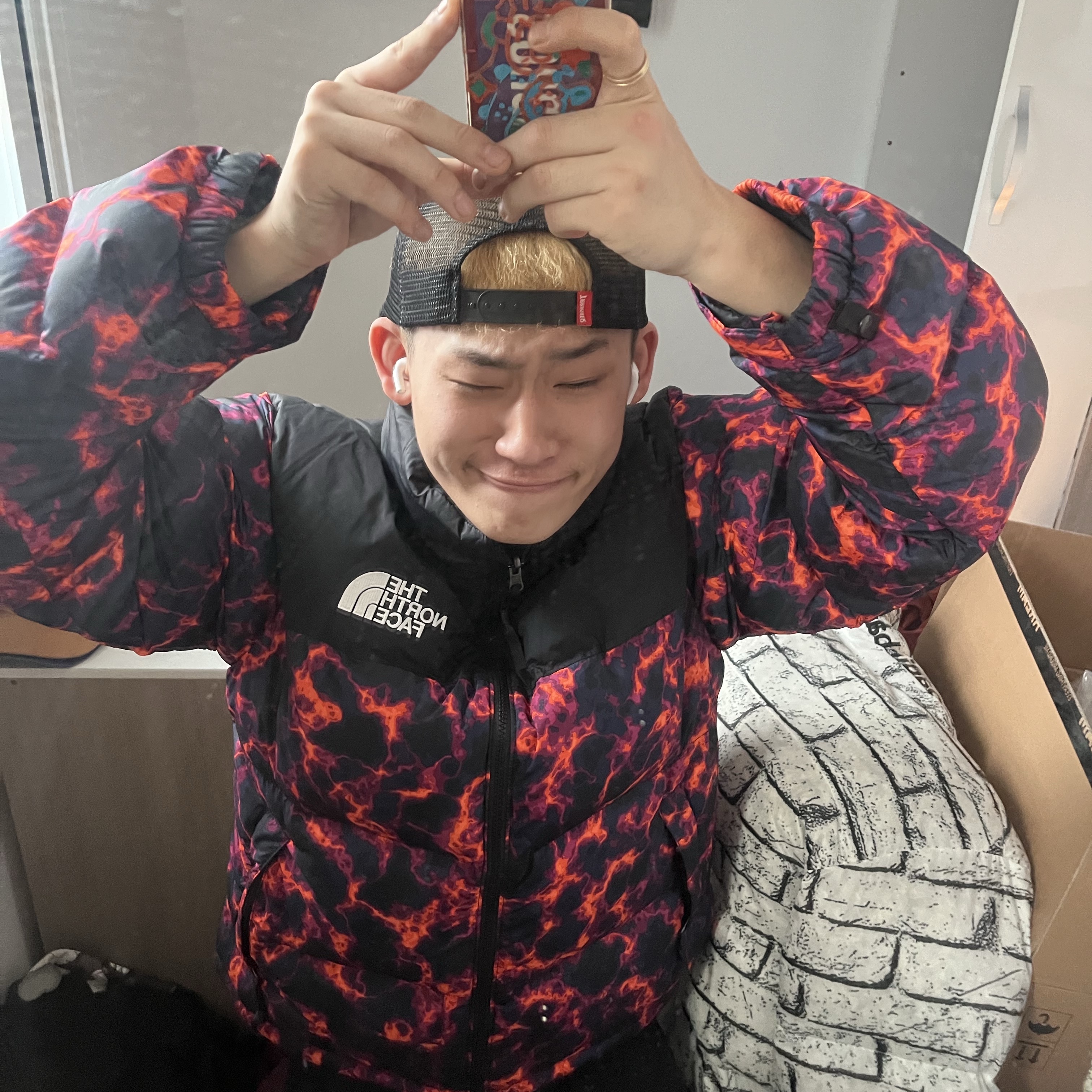 The North Face Printed 1996 Retro Nuptse Jacket Poison Frog Camouflage 착용 스타일