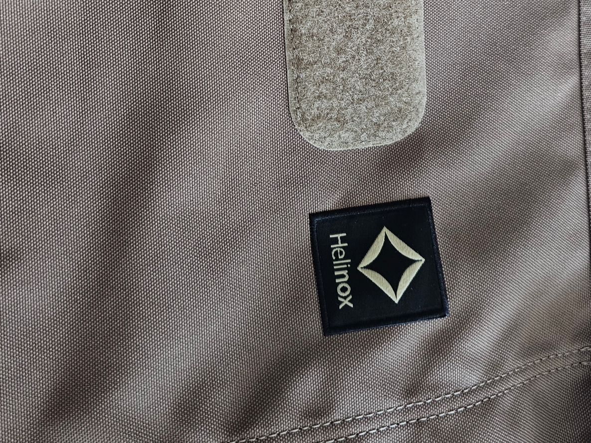 Helinox Tactical Bench Coyote Tan 착용 스타일