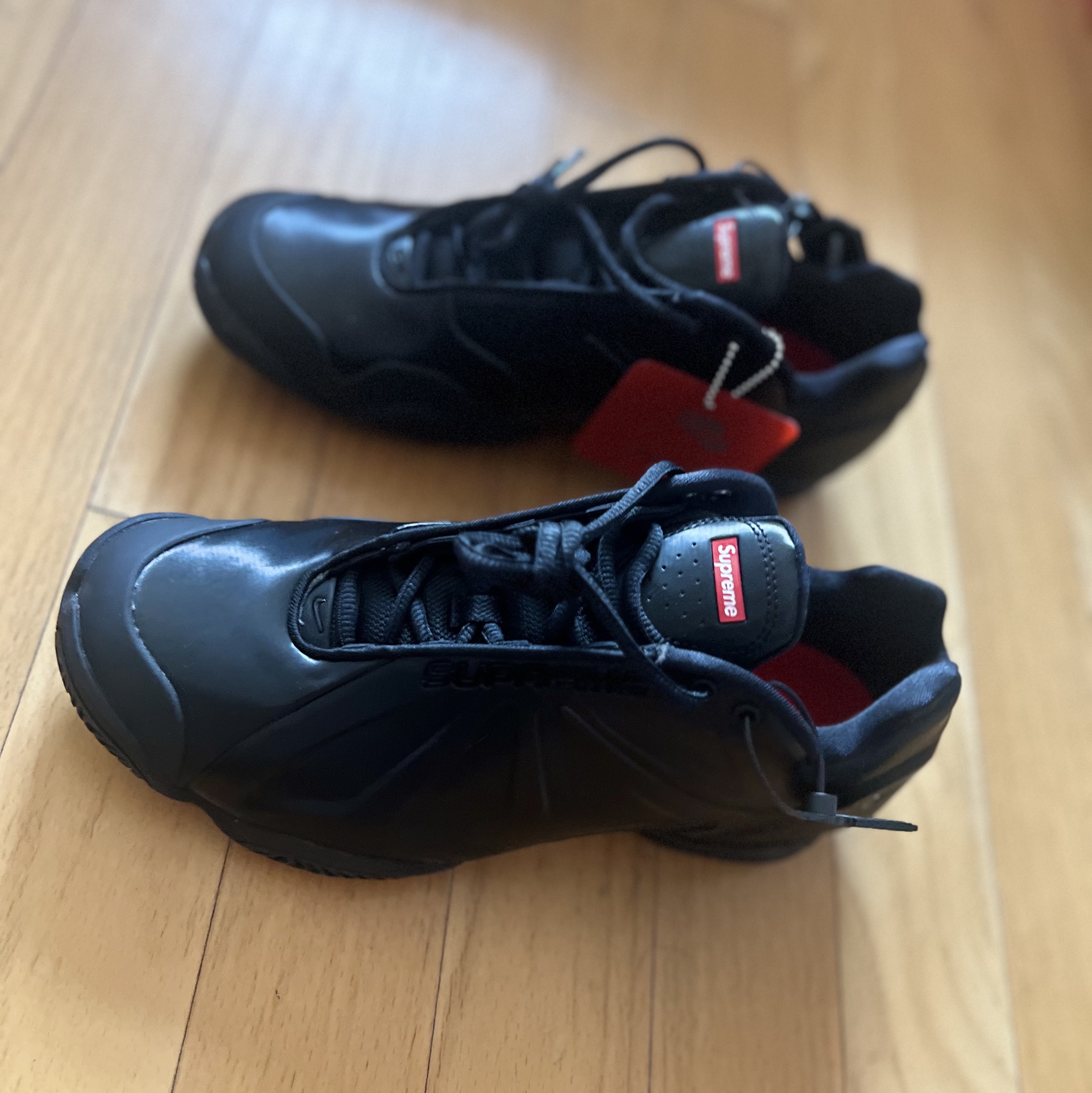 Nike x Supreme Air Zoom Courtposite SP Black Metallic Silver 착용 스타일 - 2