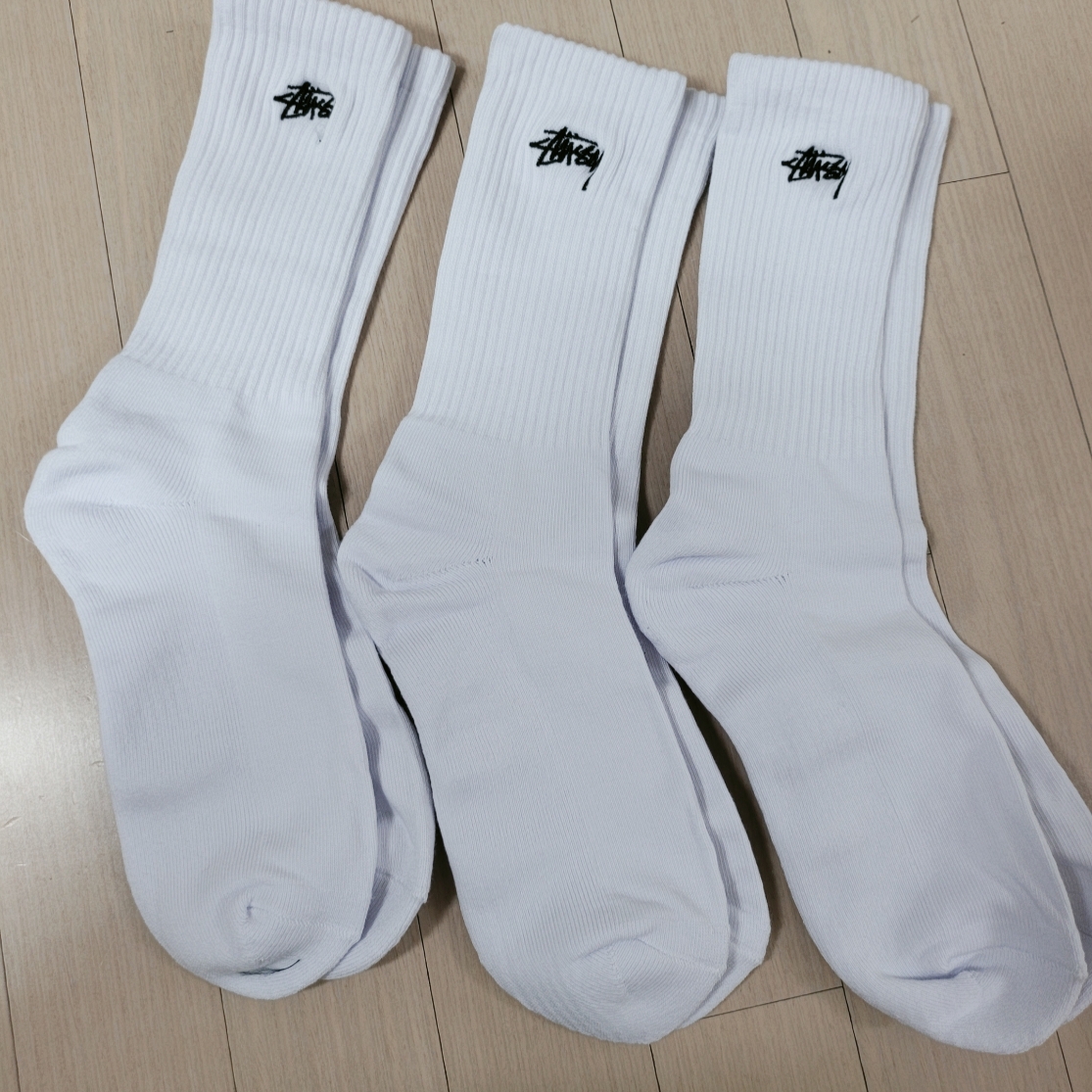 Stussy Small Stock Crew Socks White (3 Pack) 착용 스타일 - 2