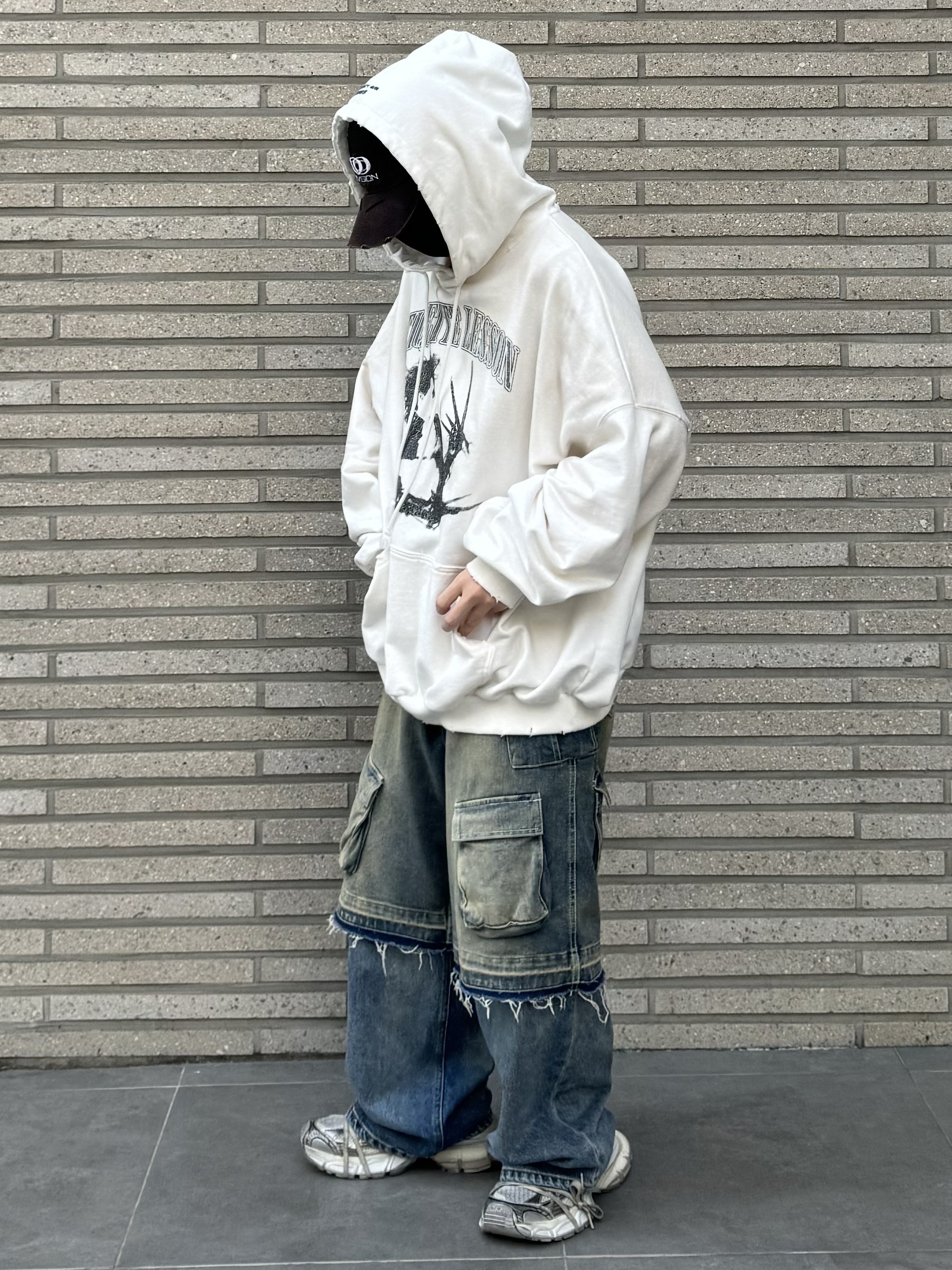 Nos Couleurs Old Washed Cargo Denim Shorts Blue, Project G/R x Atmos Etiquette Lesson Vintage Washed Hoodie White 착용 스타일 - 1