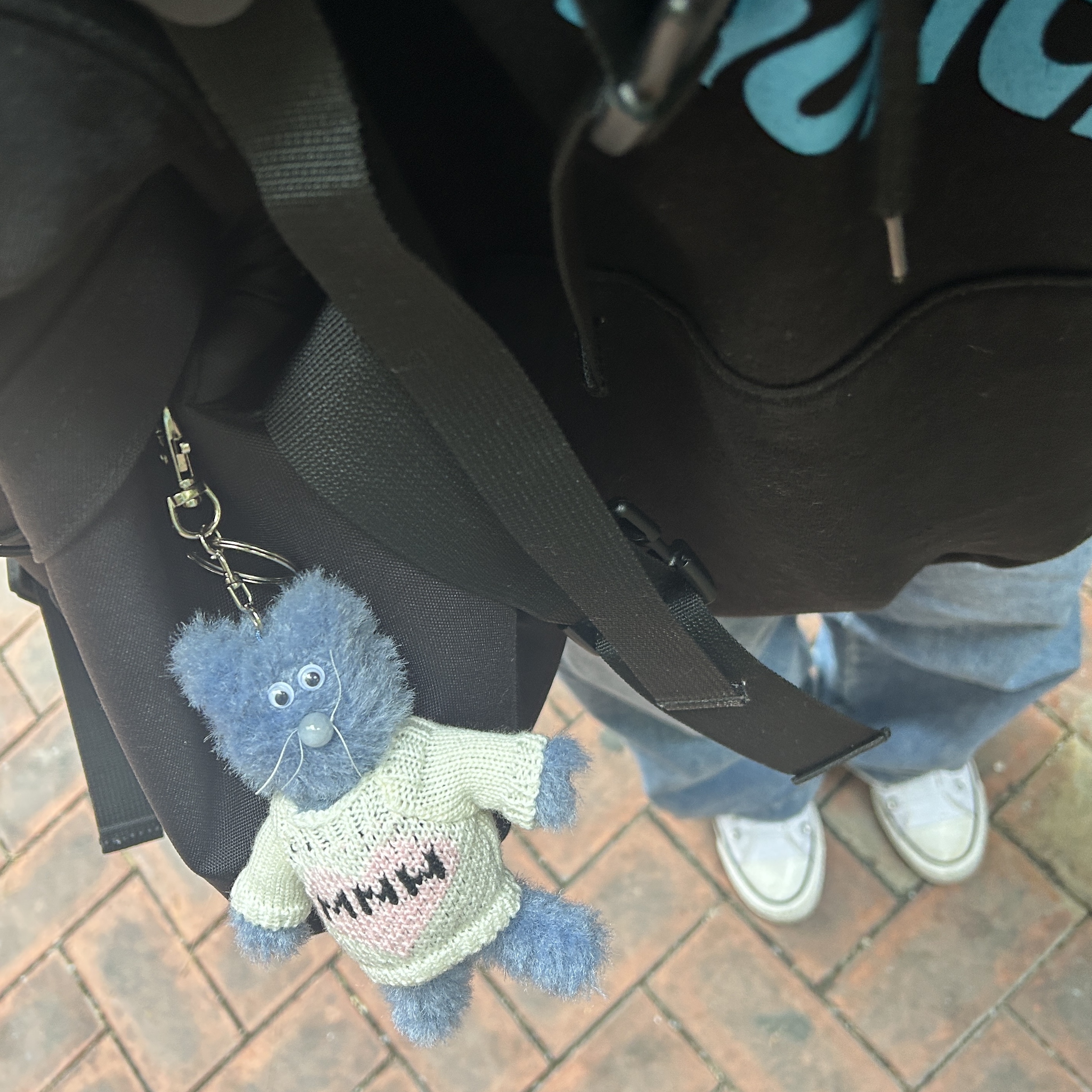 Monamhee Love Flexy Keyring Blue 착용 스타일