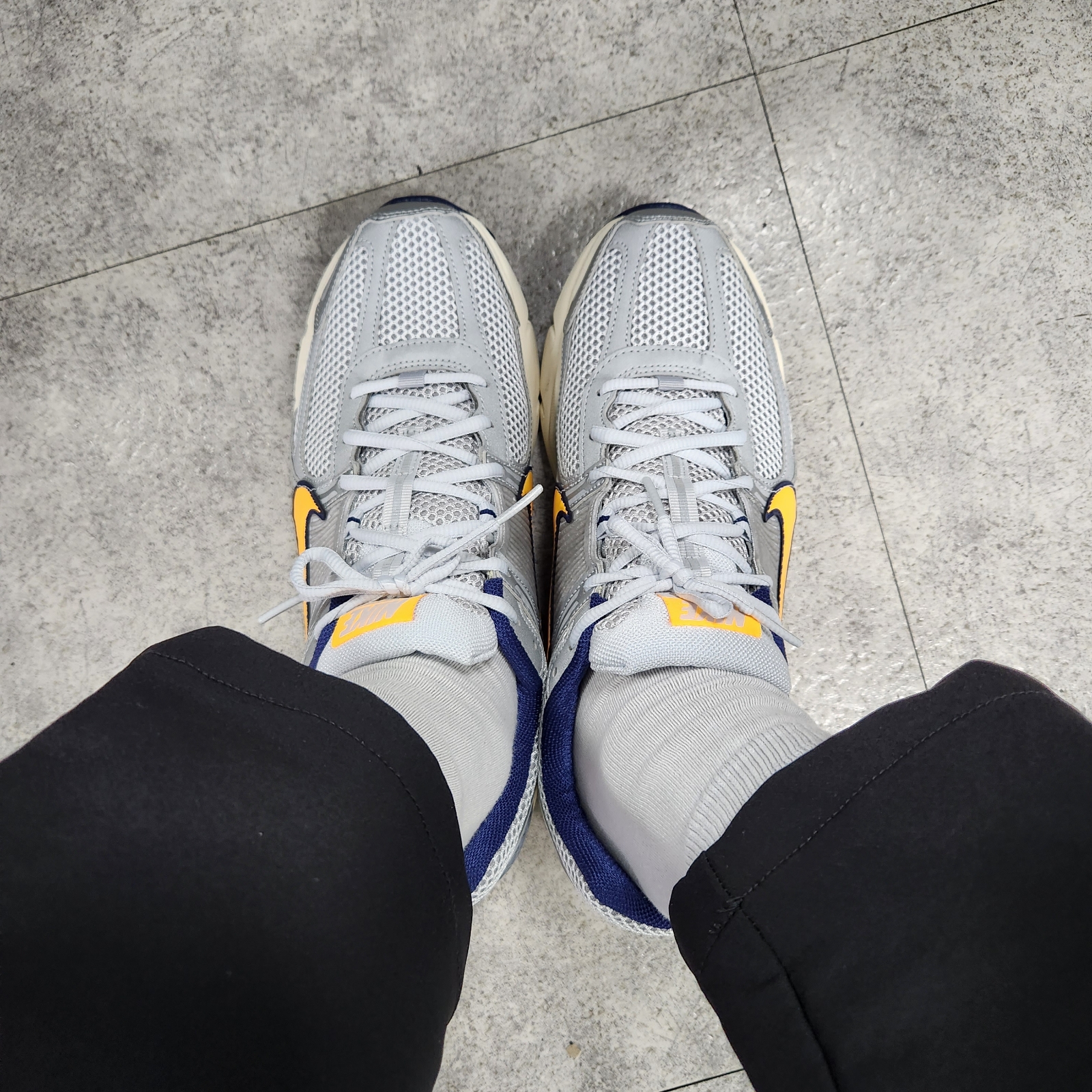 Nike Zoom Vomero 5 Pure Platinum and Laser Orange 착용 스타일 - 1