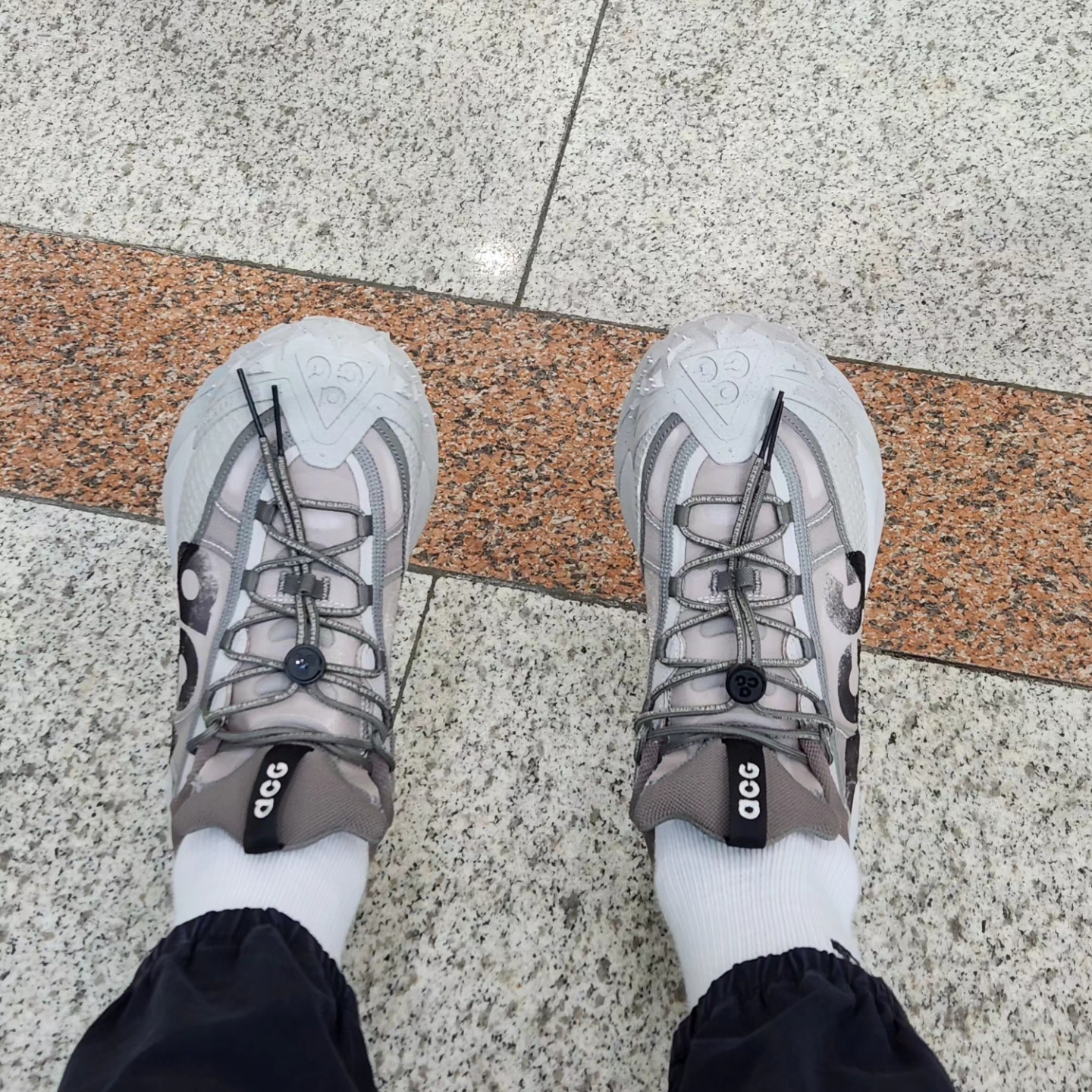 Nike ACG Mountain Fly 2 Low Light Iron Ore Black 착용 스타일