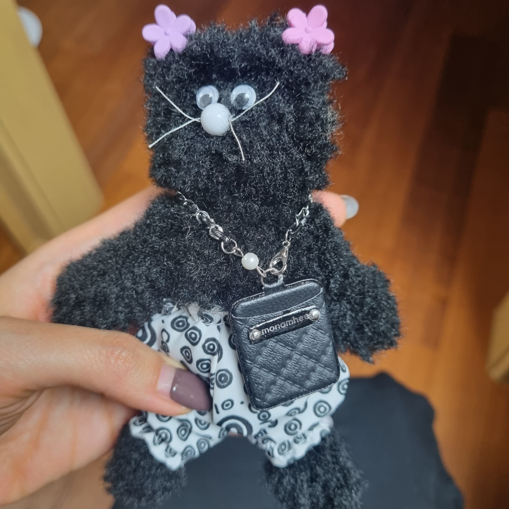 Monamhee x 10 Corso Como Bianco Keyring Black 착용 스타일 - 2