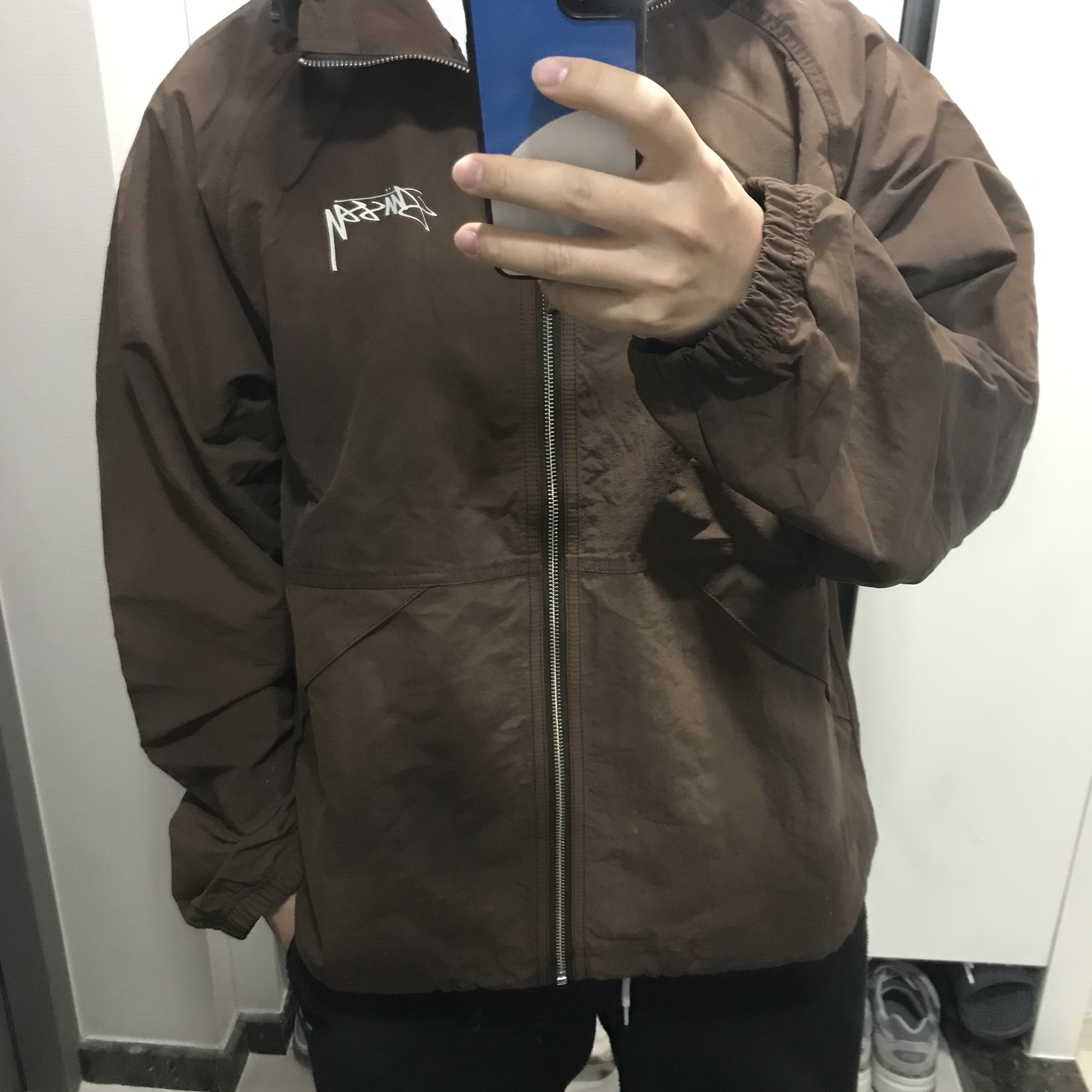 Stussy Wave Dye Beach Shell Jacket Coffee 착용 스타일