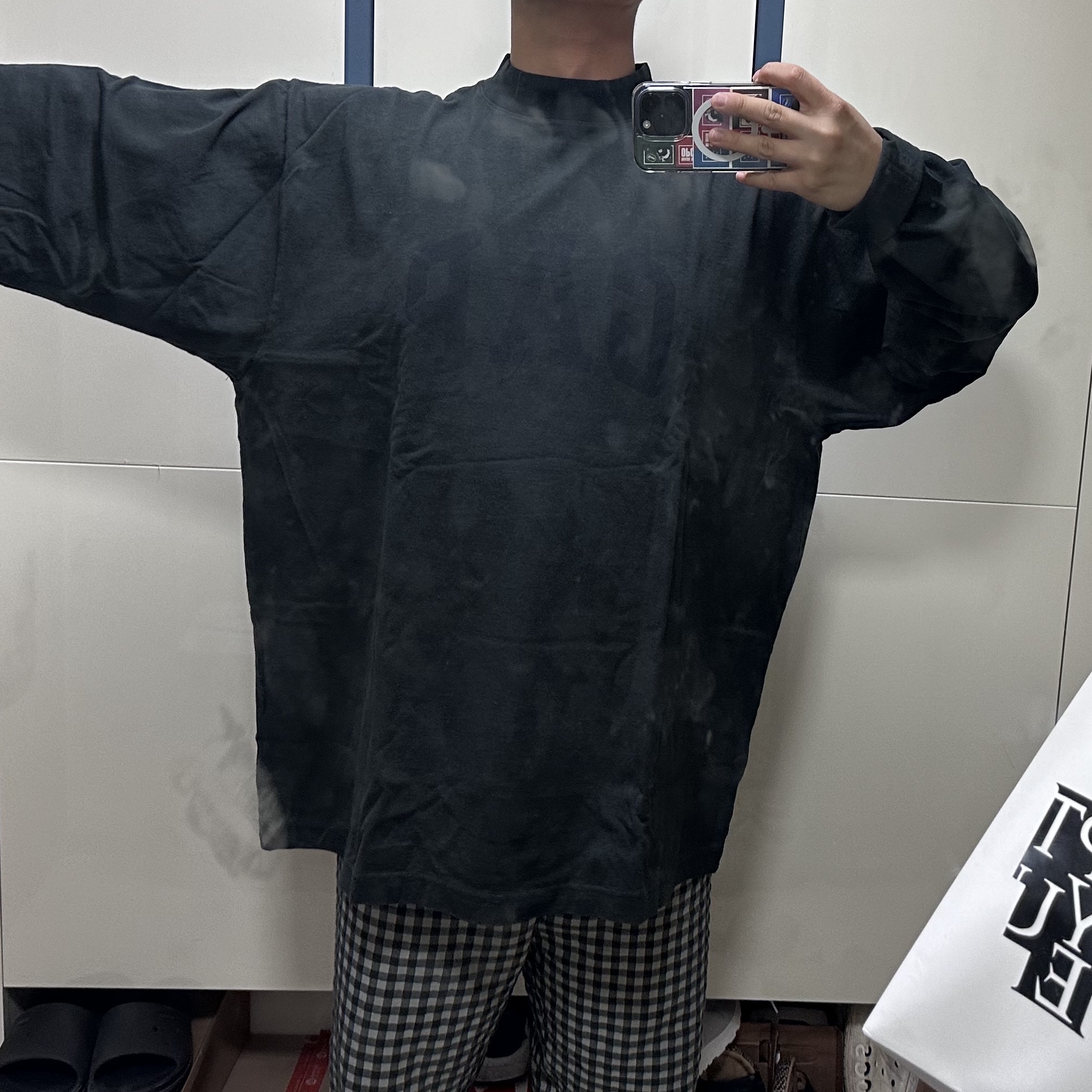 Yeezy Gap Engineered By Balenciaga Dove Long Sleeve T-Shirt Black 착용 스타일