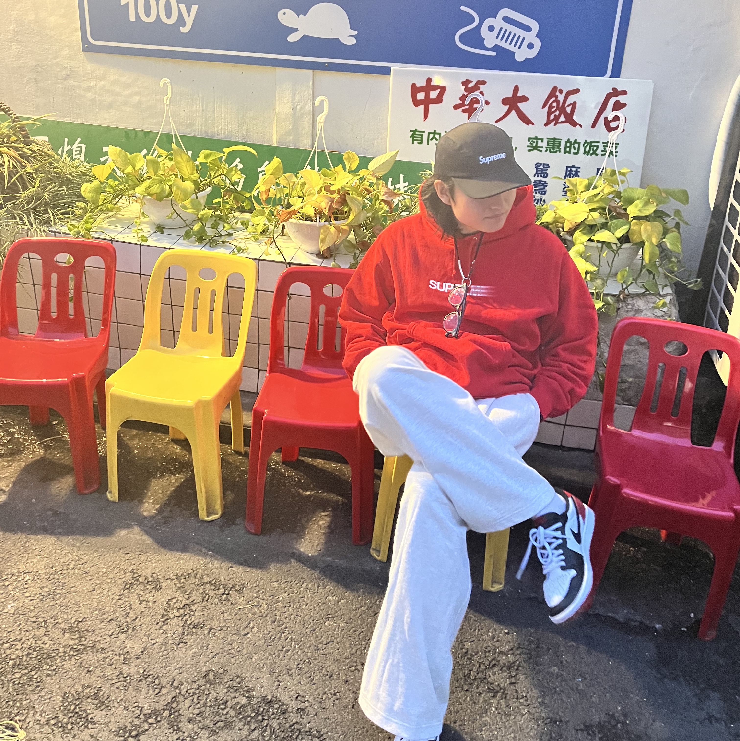 Jordan 1 Retro Low OG Black Toe, Supreme Motion Logo Hooded Sweatshirt Red - 20SS 착용 스타일