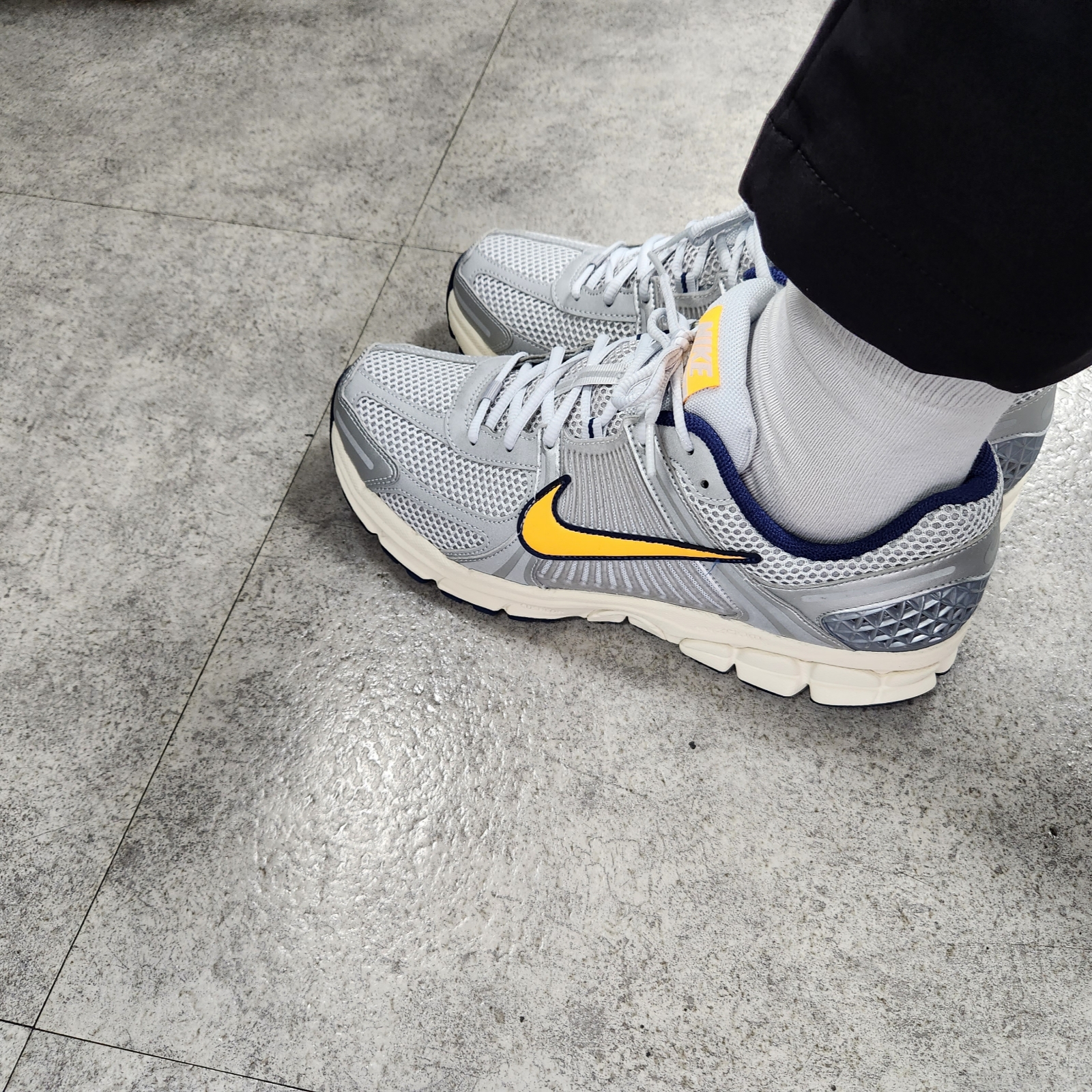 Nike Zoom Vomero 5 Pure Platinum and Laser Orange 착용 스타일 - 3