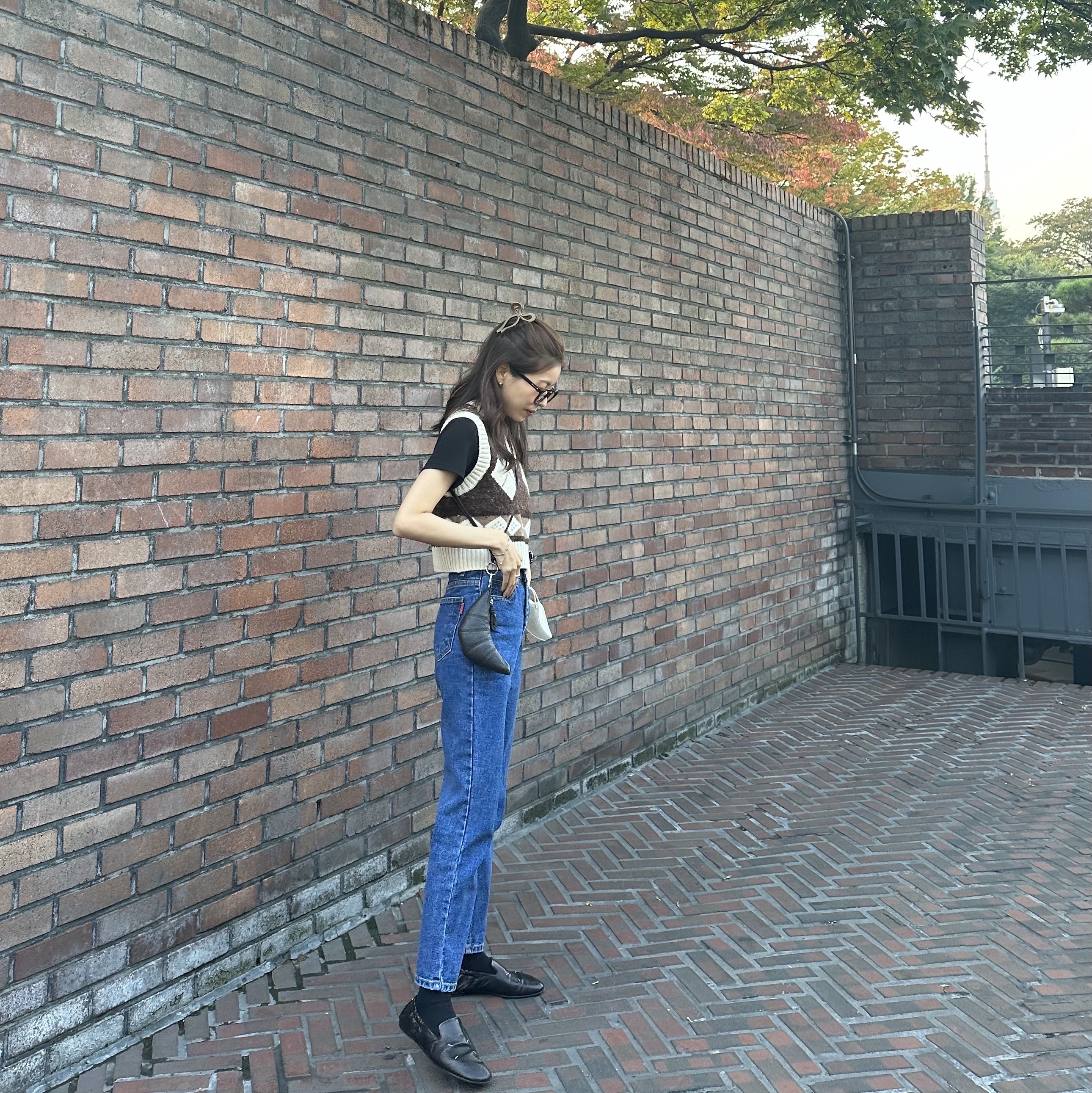 (W) Maison Margiela Kiki Slip-On Shoes Black, Lemaire Croissant Coin Purse Necklace Dark Chocolate 착용 스타일 - 2