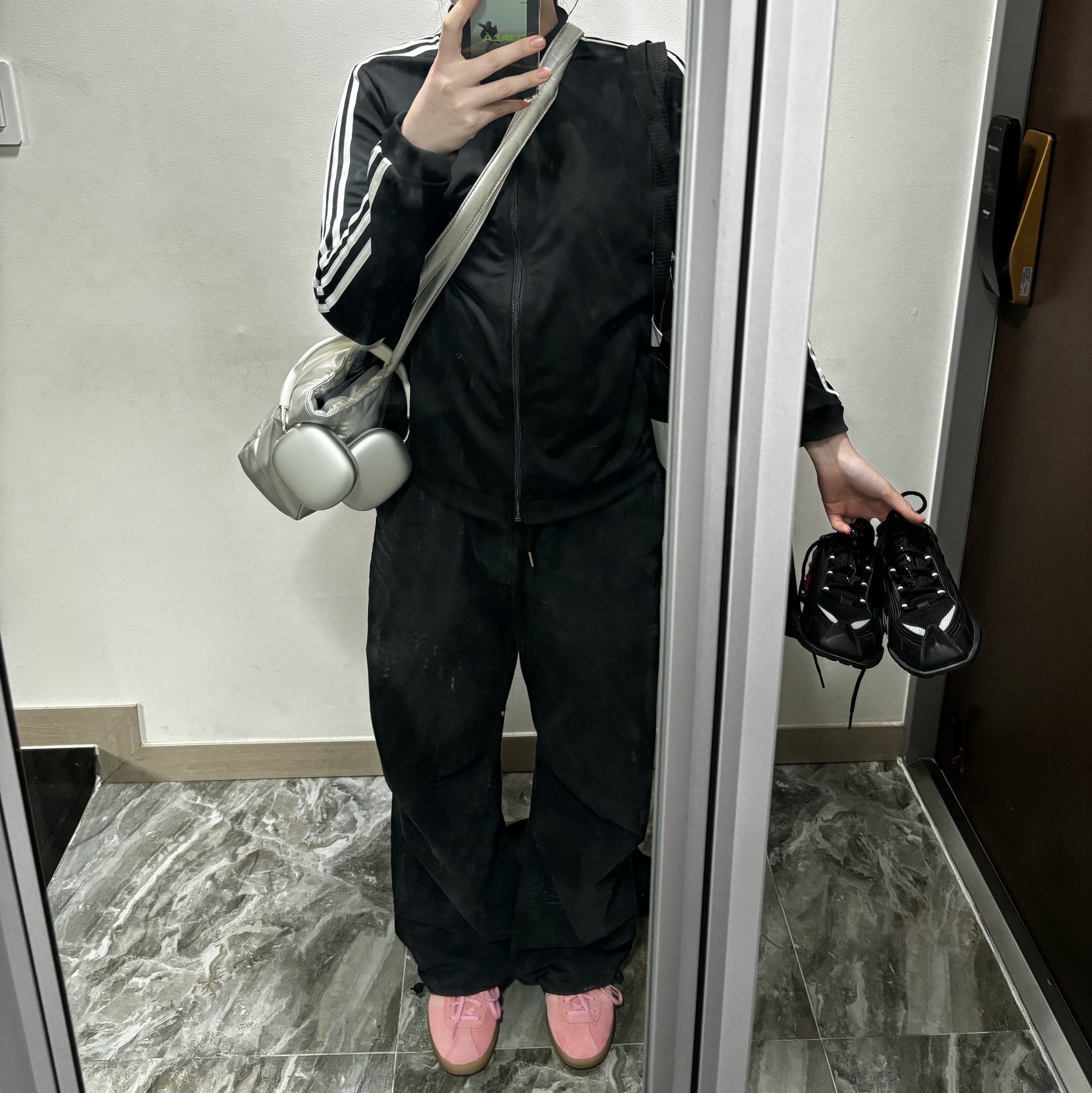 Adidas Bermuda Glow Pink 착용 스타일
