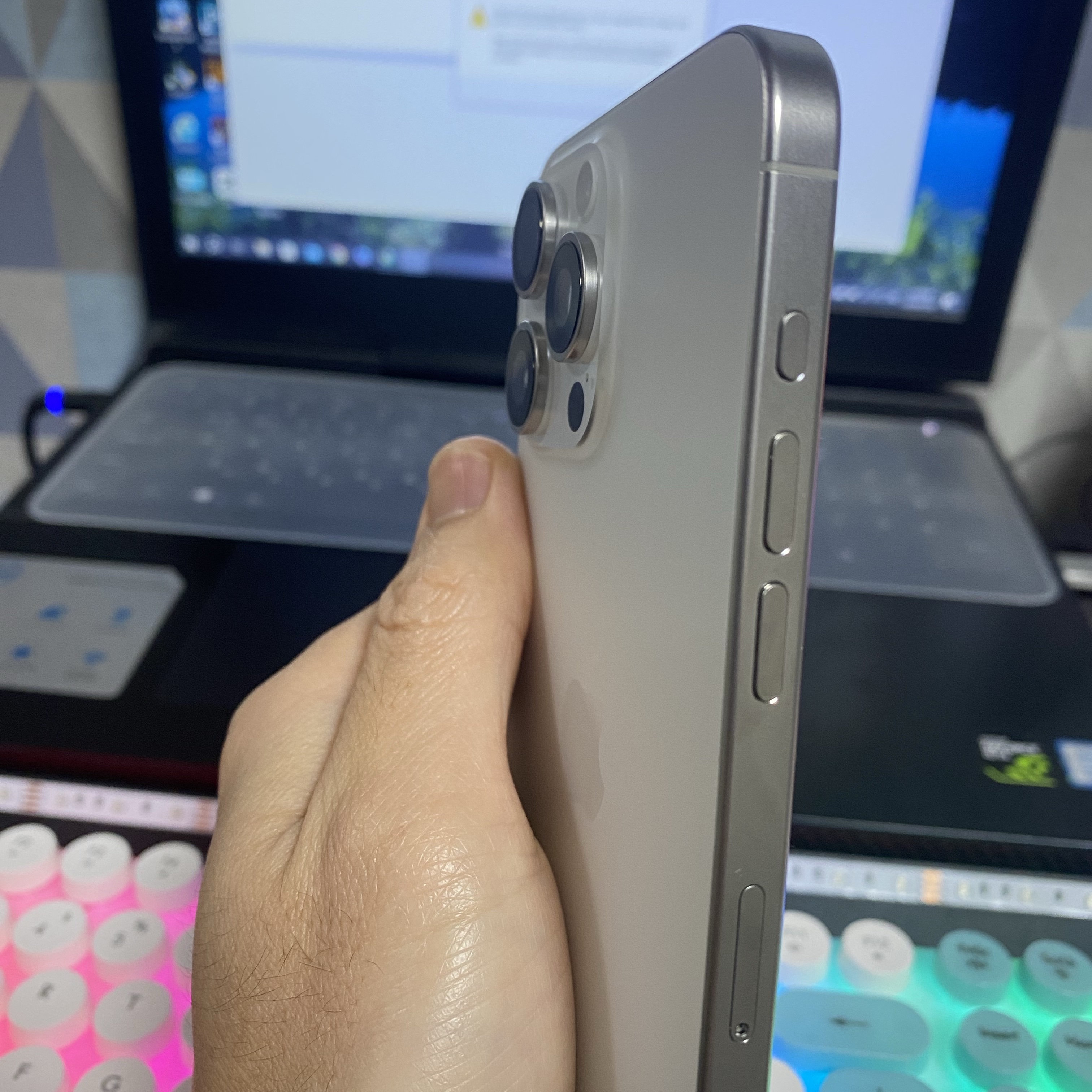 Apple iPhone 15 Pro Max 512GB White Titanium (Korean Ver.) 착용 스타일 - 2