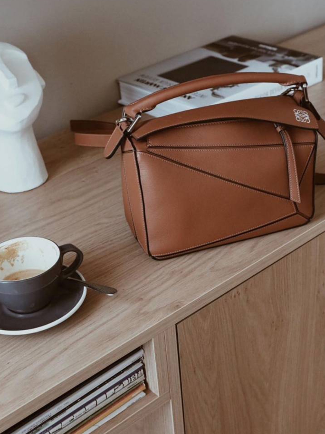 Loewe Mini Puzzle Bag in Classic Calfskin Tan, Adidas Gazelle Indoor Blue Dawn Collegiate Burgundy 착용 스타일 - 4