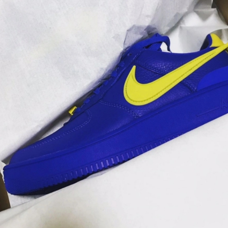 Nike x Ambush Air Force 1 Low SP Game Royal and Vivid Sulfur 착용 스타일
