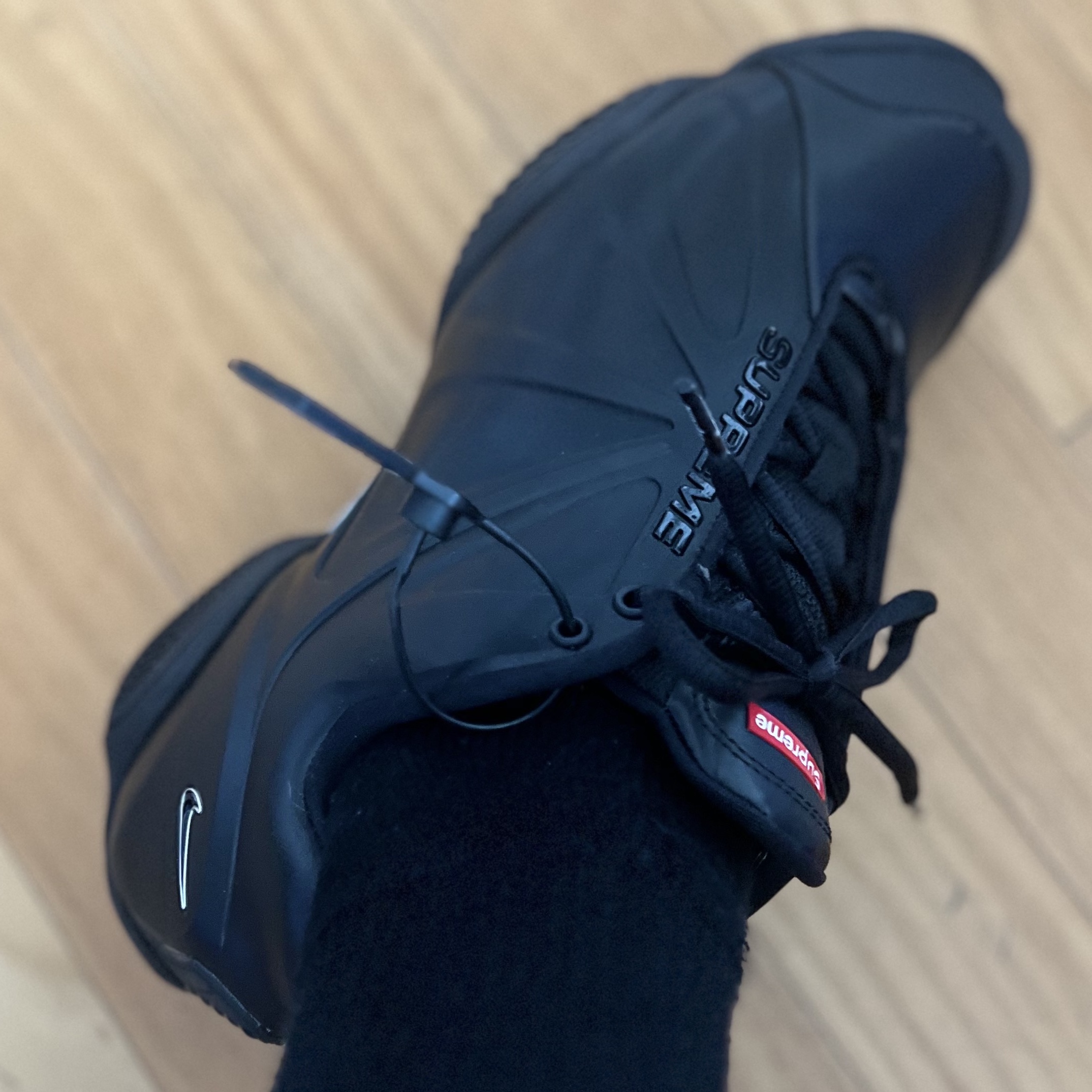 Nike x Supreme Air Zoom Courtposite SP Black Metallic Silver 착용 스타일 - 1