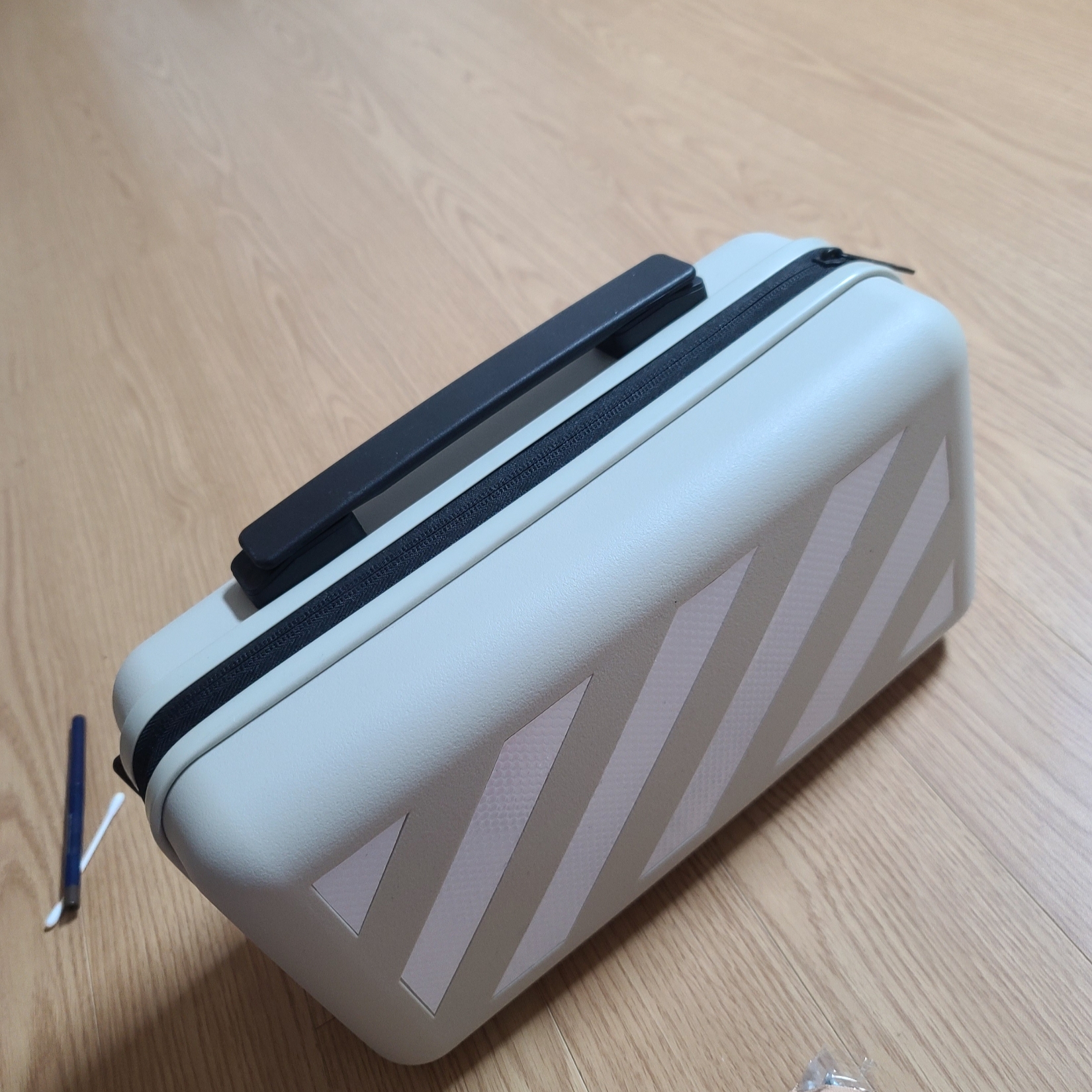 Off-White x Amore Pacific Protection Box (Without Cosmetics) 착용 스타일 - 1