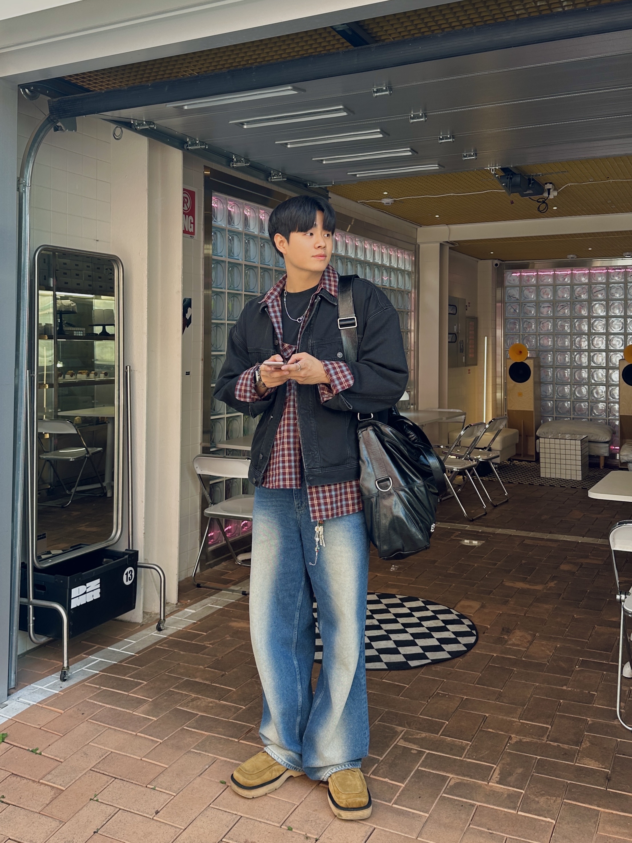 Diesel D-Barcy Trucker Jacket Black Dark Grey 착용 스타일 - 3