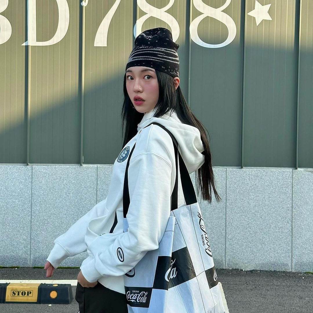 Opening Project Pixelated Logo Beanie Black, Opening Project Team Play Hoodie White 착용 스타일 - 1
