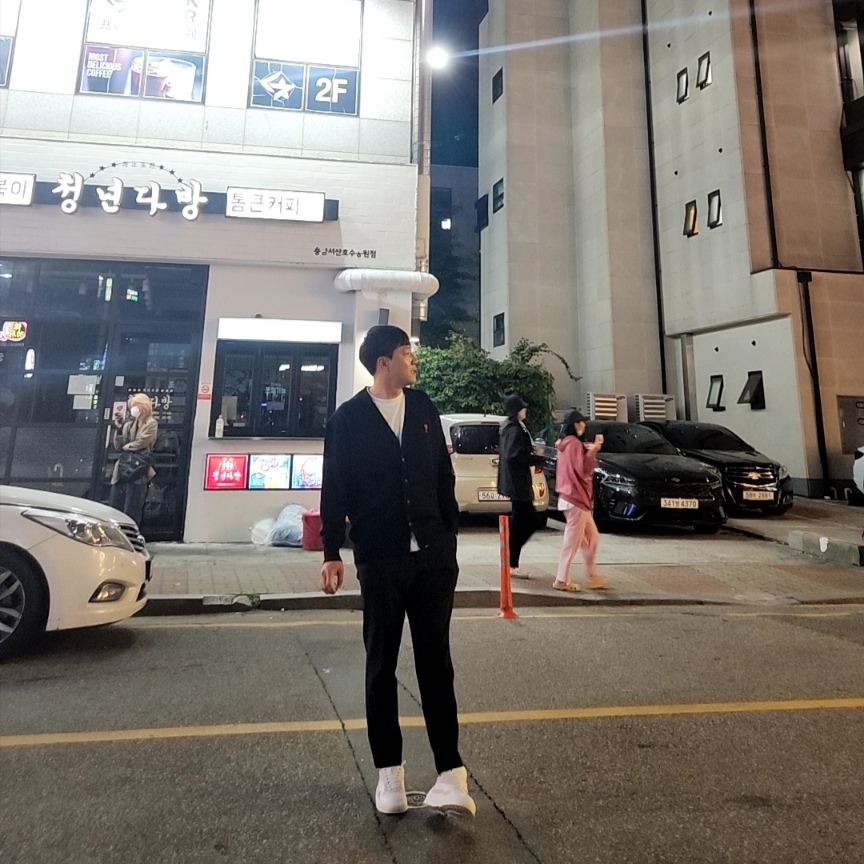 AMI de Coeur Wool Cardigan Black, Valentino Gumboy Calfskin Sneakers White 착용 스타일