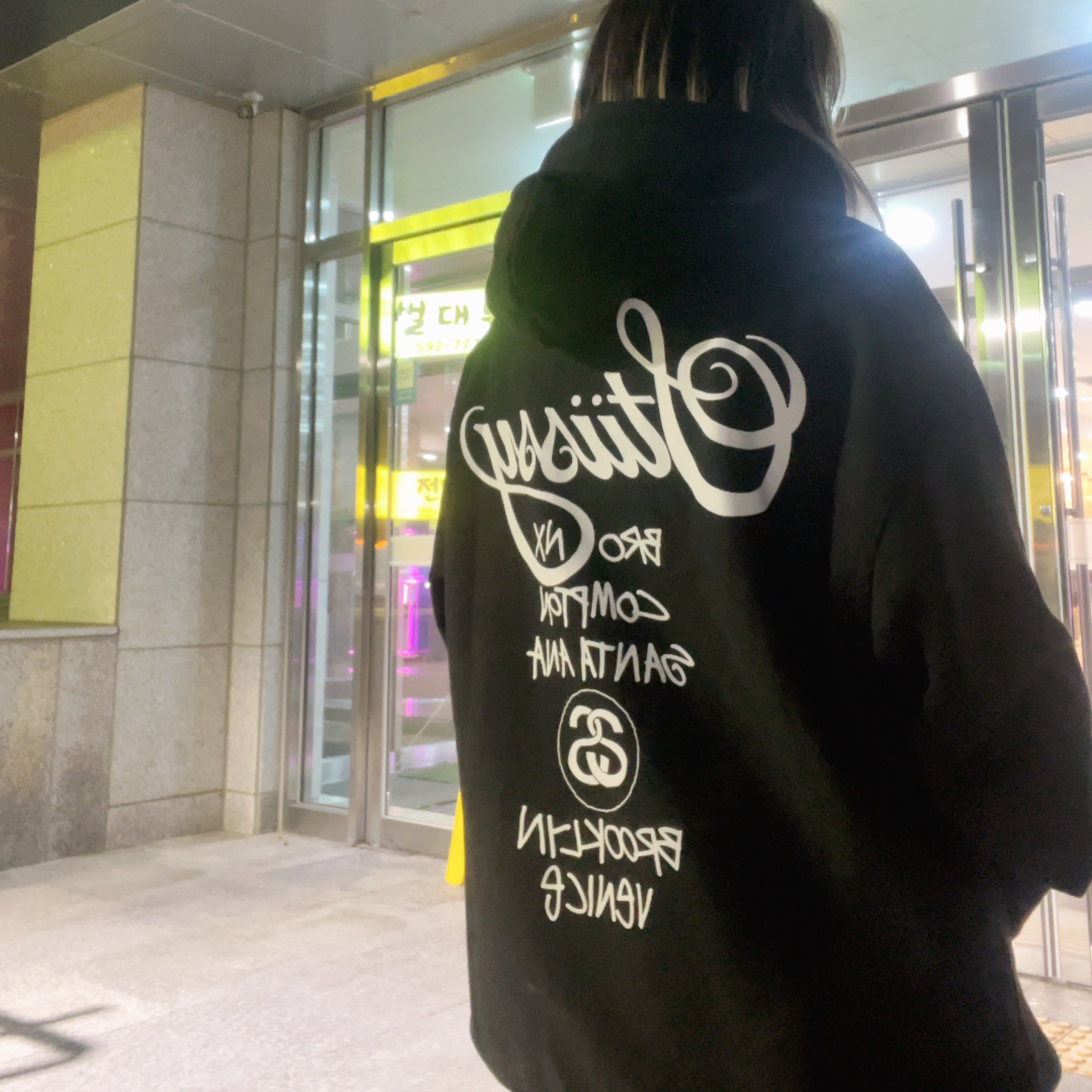 Stussy World Tour Hoodie Black 2023 착용 스타일 - 2