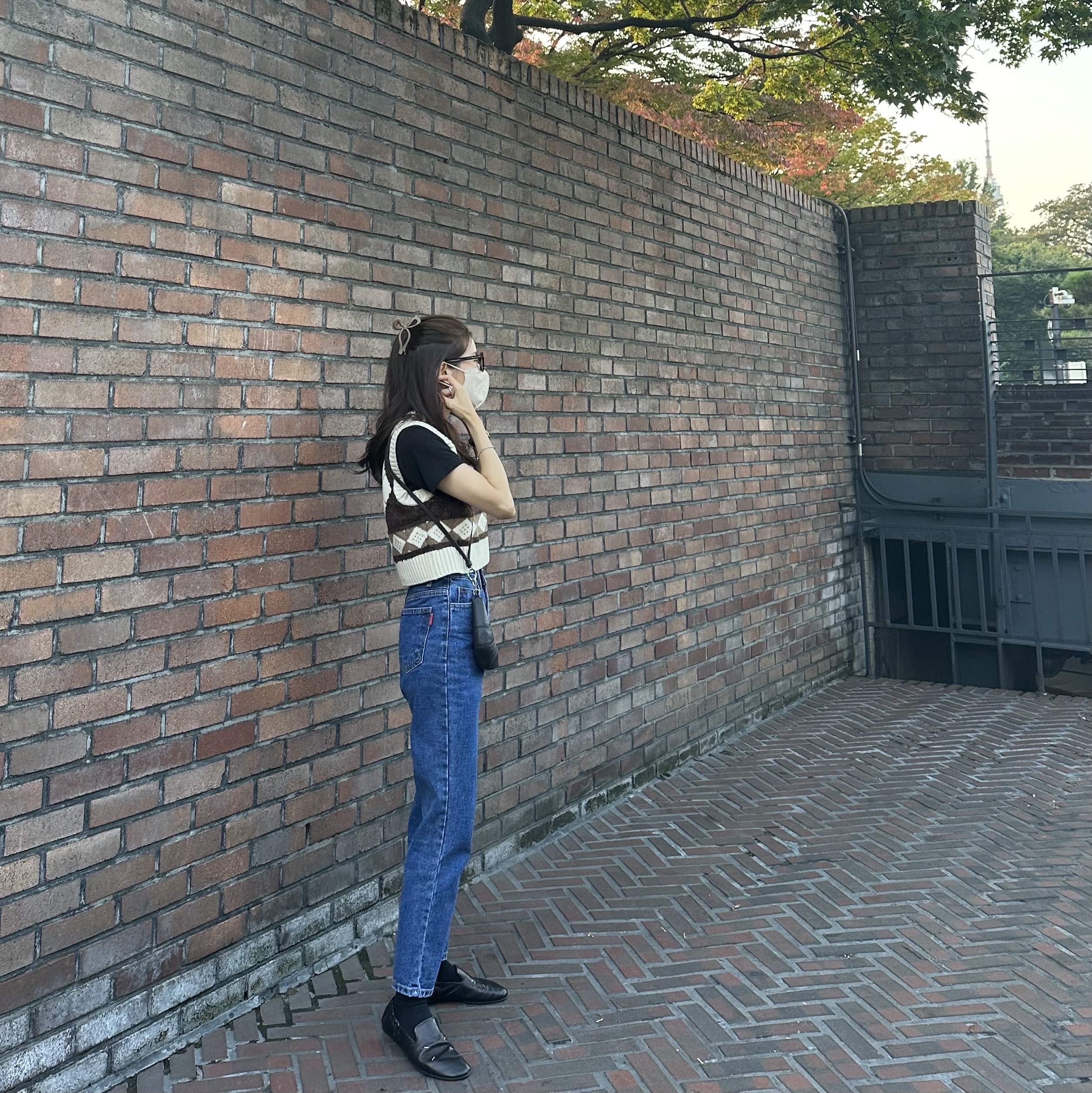 (W) Maison Margiela Kiki Slip-On Shoes Black, Lemaire Croissant Coin Purse Necklace Dark Chocolate 착용 스타일 - 1