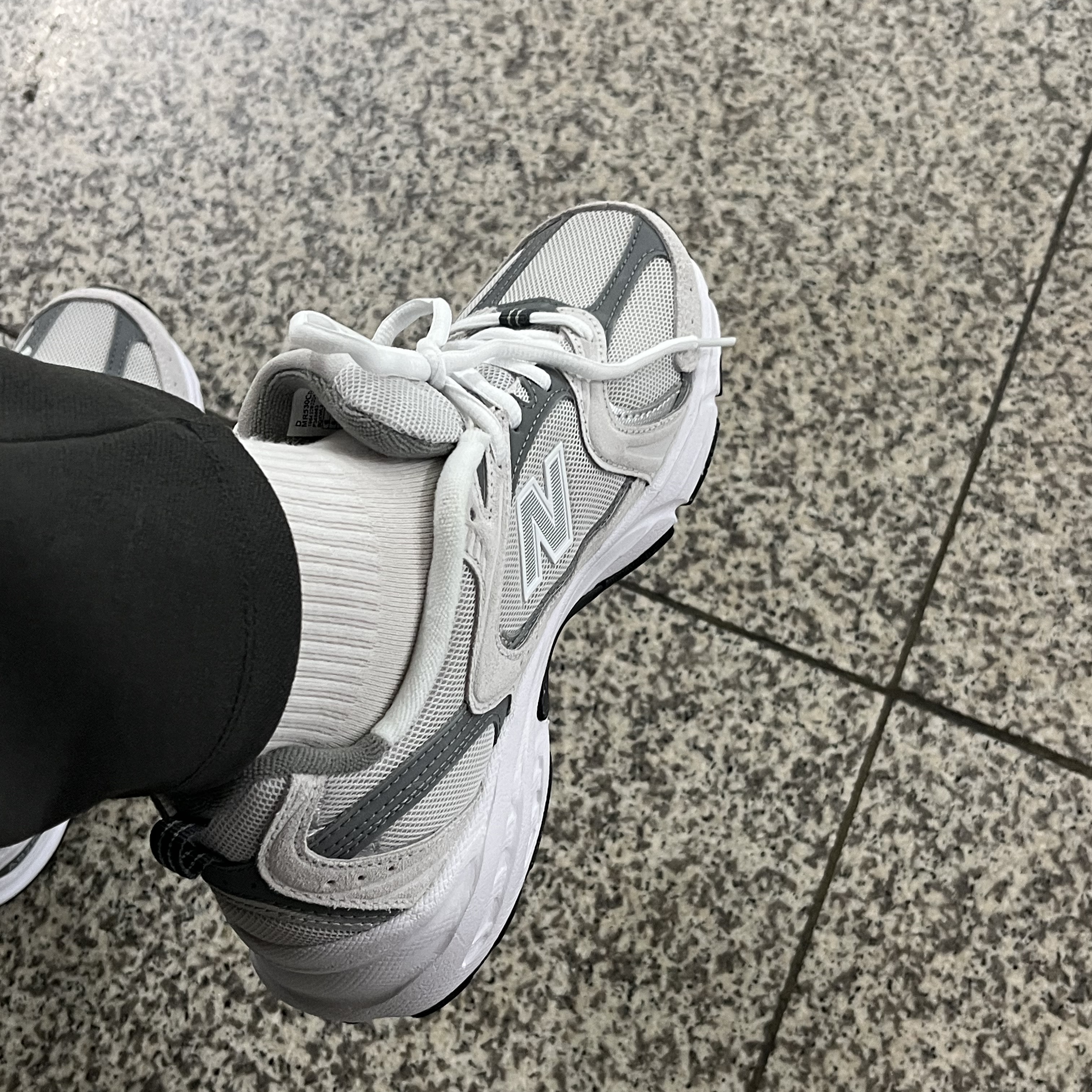 New Balance 530 Classic Grey 착용 스타일 - 2