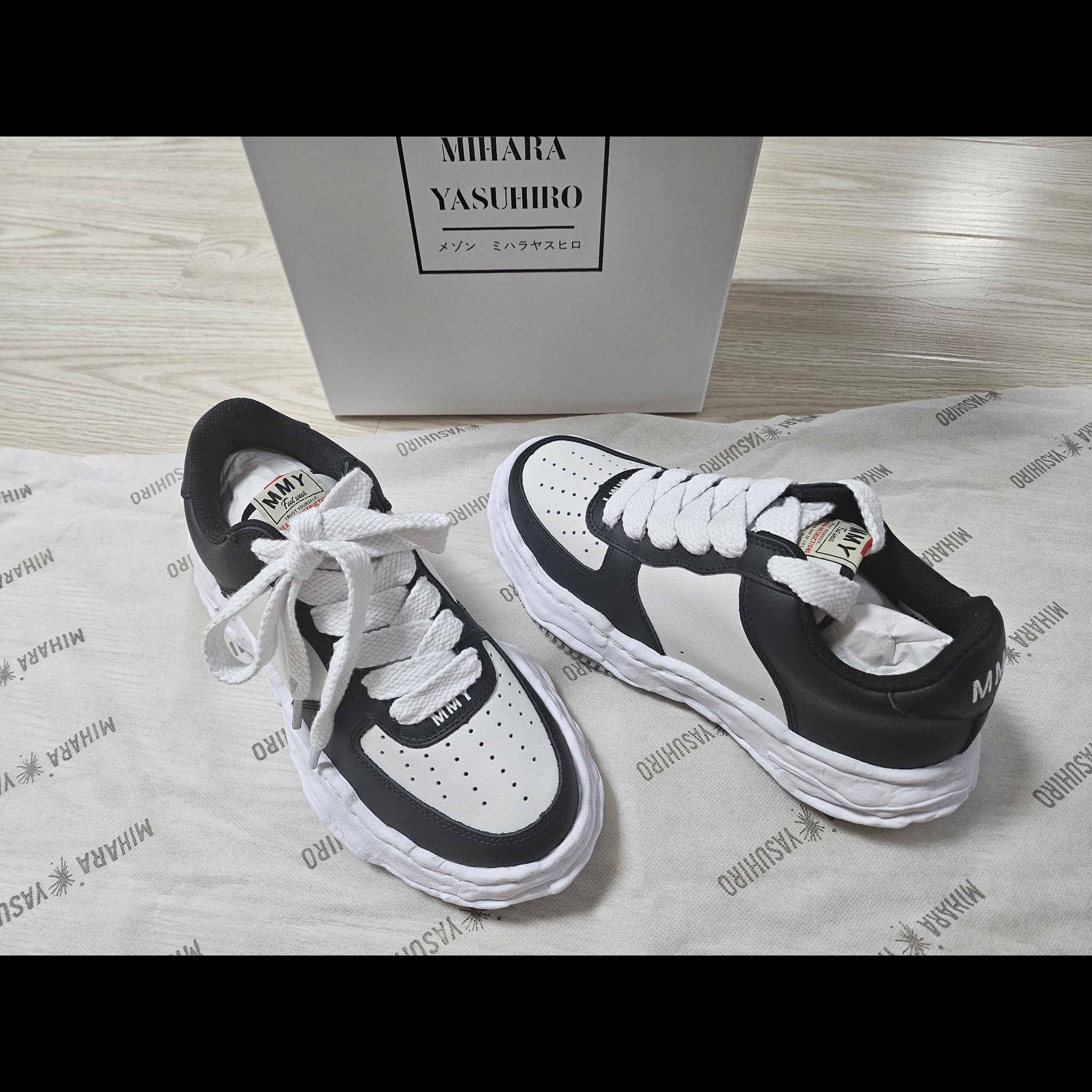 Maison Mihara Yasuhiro Wayne OG Sole Leather Low-top Sneakers Black White 착용 스타일 - 2