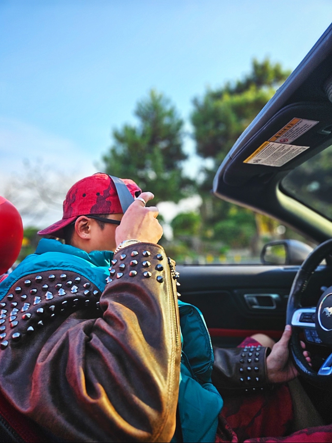 Supreme Flames Jacquard Denim Camp Cap Washed Red - 23SS, Supreme Flames Jacquard Baggy Denim Shorts Washed Red - 23SS 착용 스타일 - 1