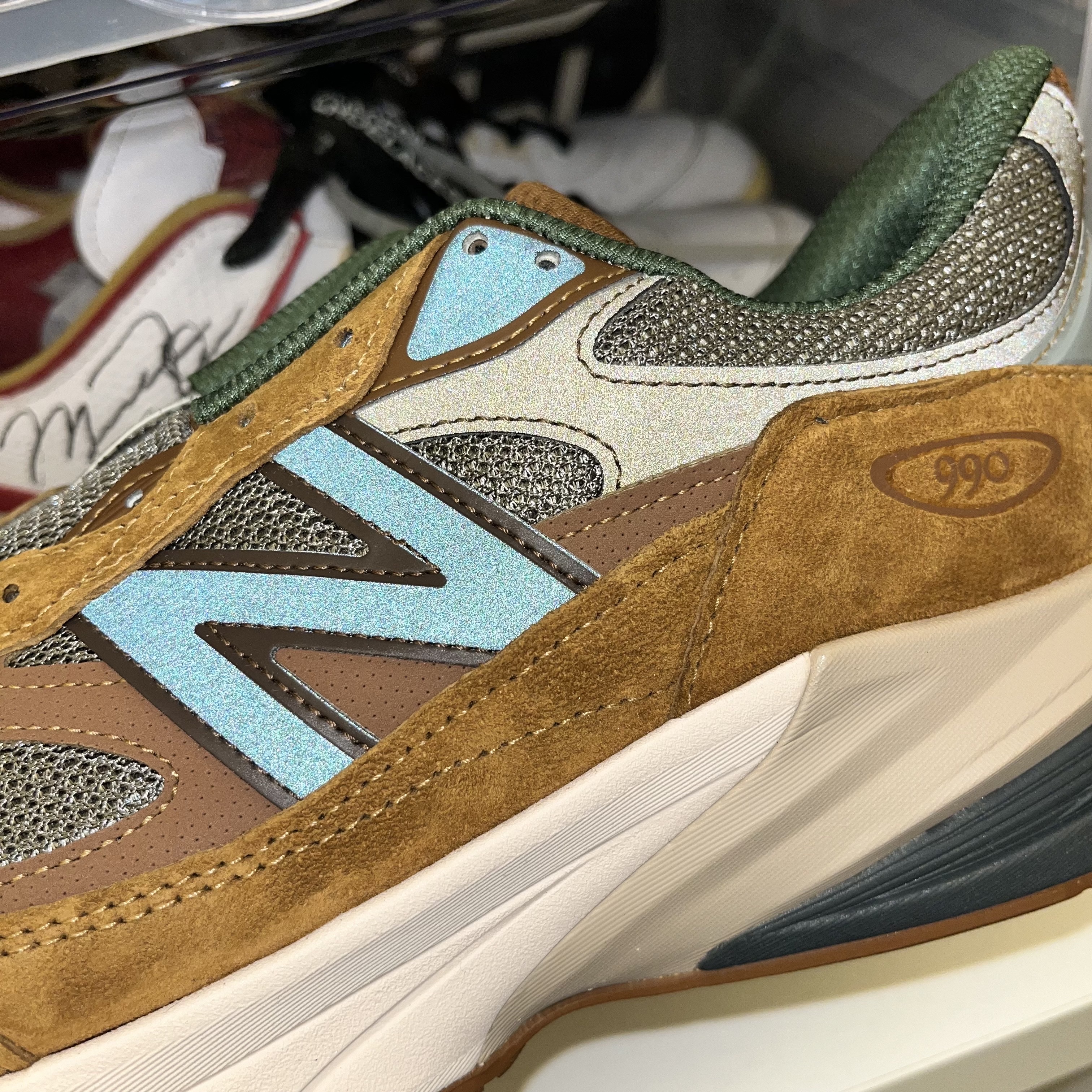 New Balance x Carhartt WIP 990v6 Made in USA Hamilton Brown Military Green 착용 스타일 - 1