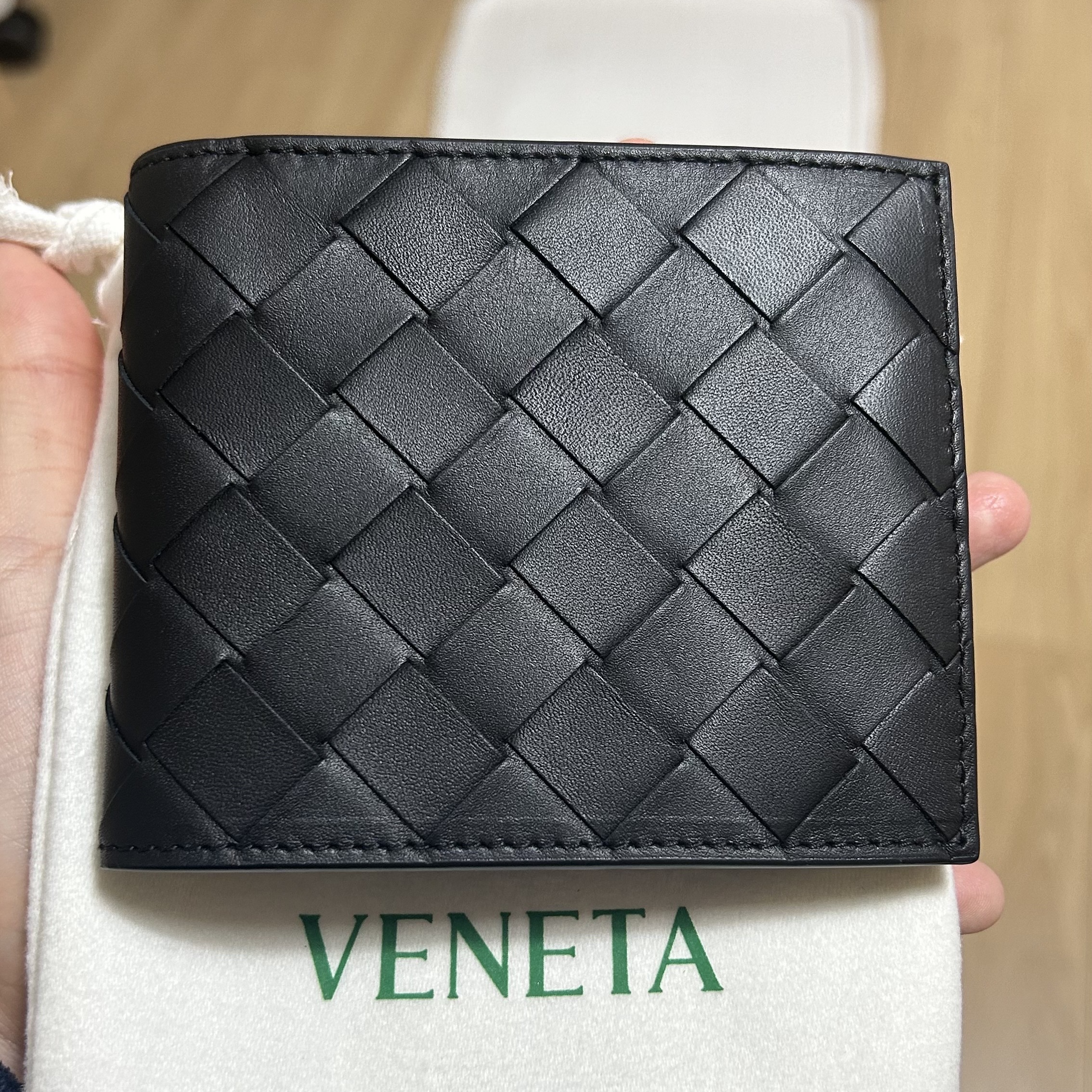 Bottega Veneta Bi-Fold Wallet Black 착용 스타일