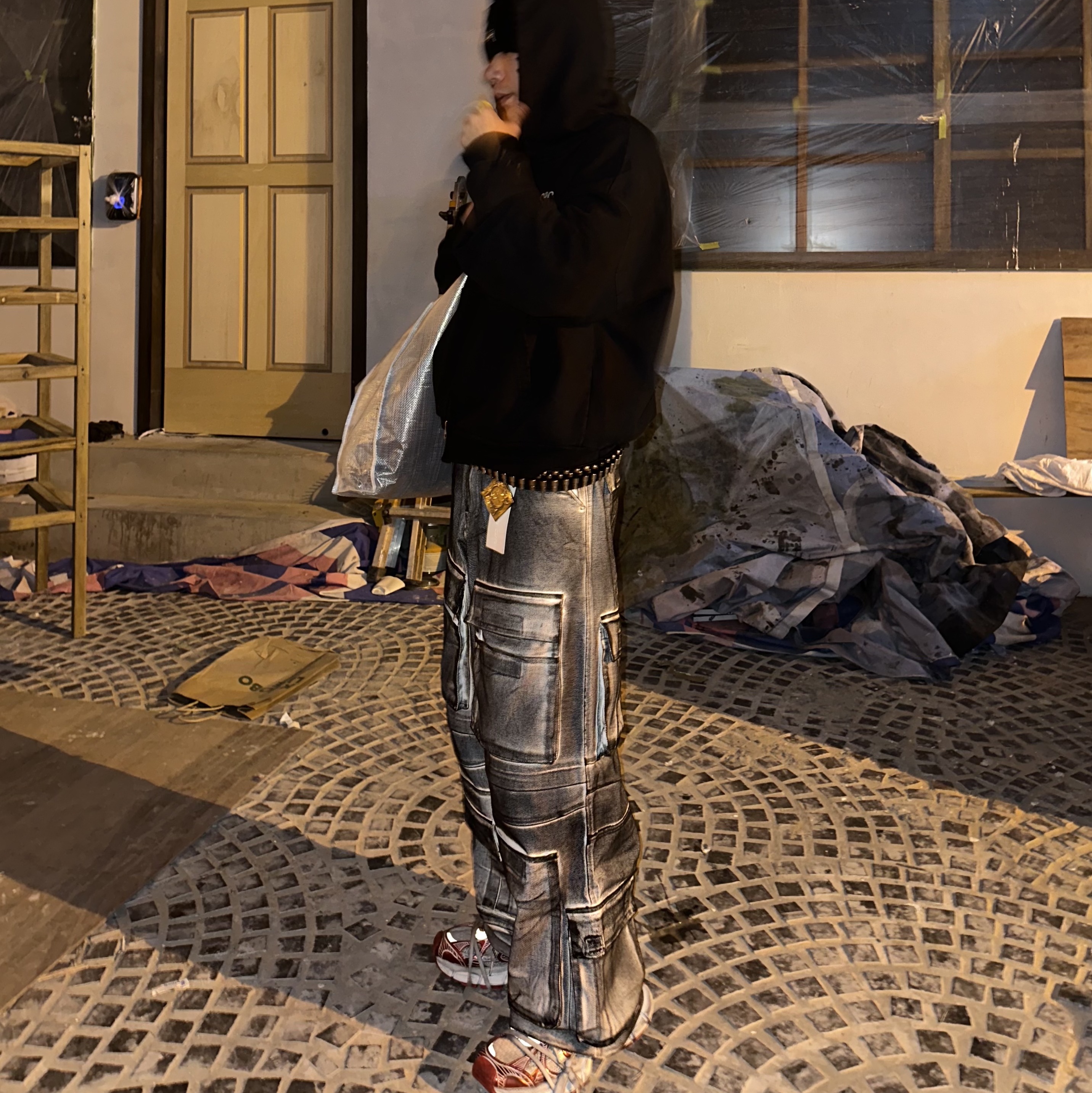 Project G/R SPC Cropped Distressed Zip Hoodie Washed Black, Project G/R Painted Denim Cargo Dirty White 착용 스타일 - 4