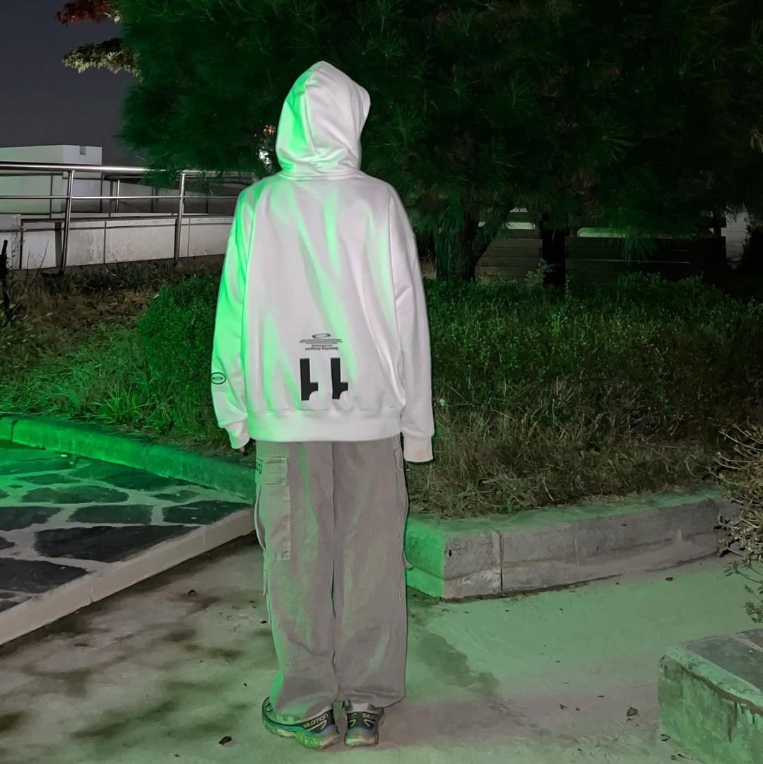 Opening Project Team Play Hoodie White, Opening Project Team Play Hoodie Black 착용 스타일 - 2
