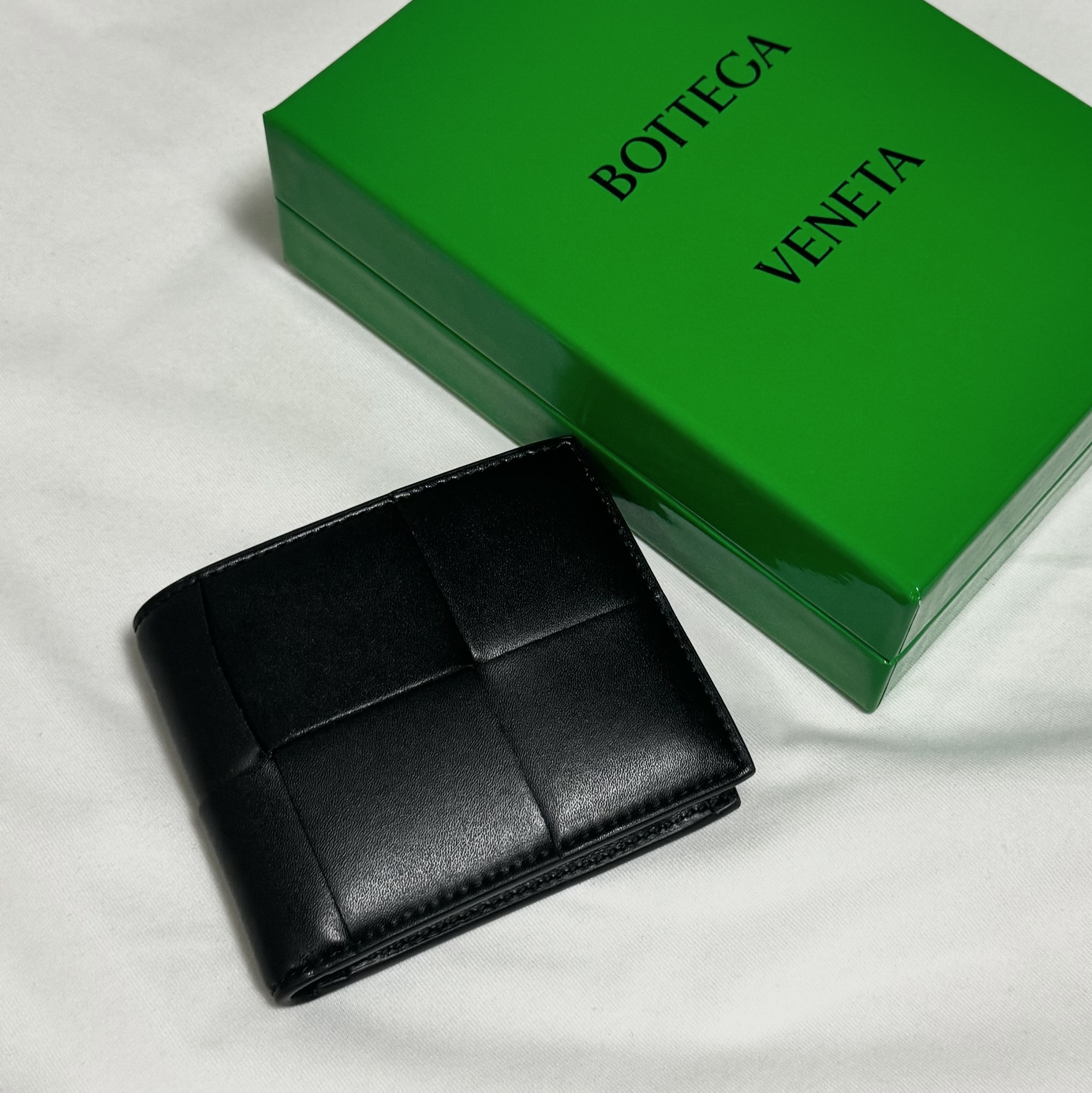 Bottega Veneta Bi-Fold Wallet with Coin Purse Black 착용 스타일