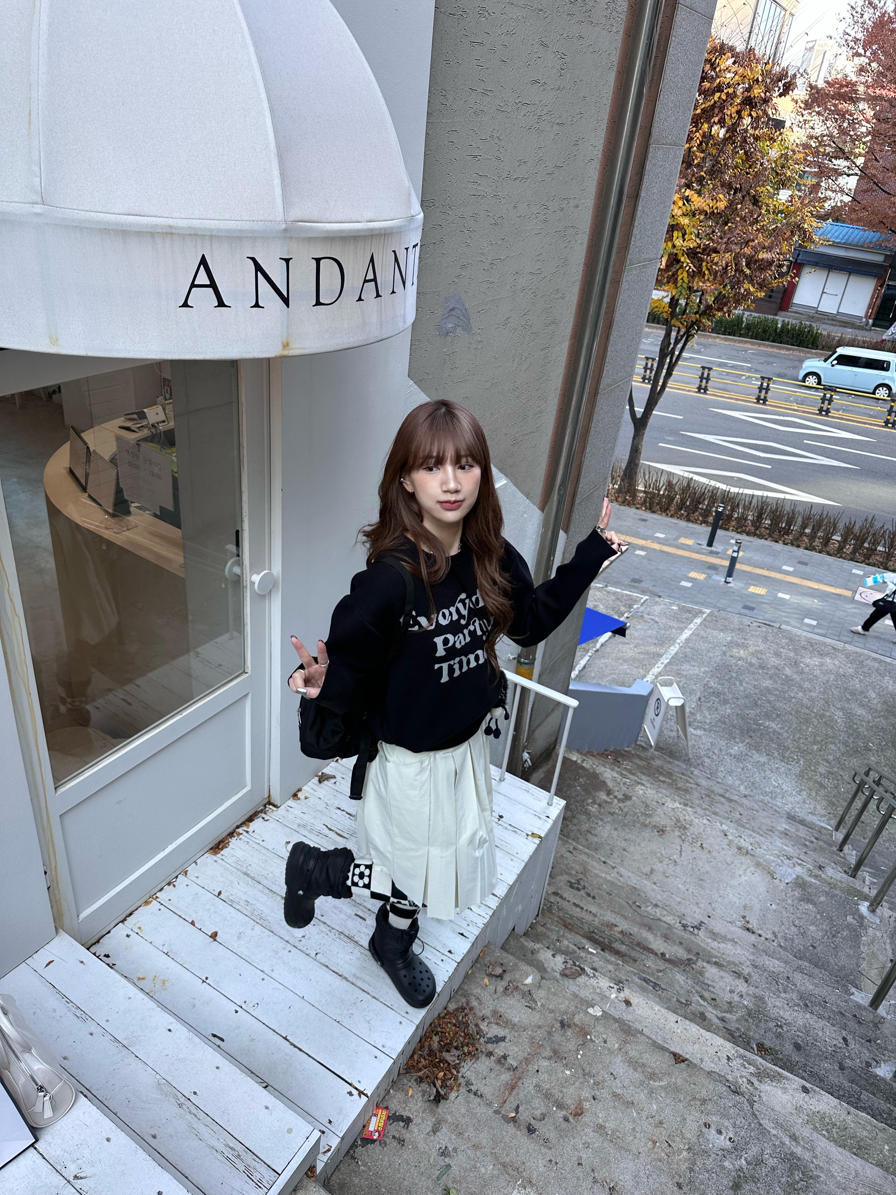 Crocs Classic Lined Neo Puff Boot Black, Jansport Half Pint Mini Backpack Black 착용 스타일 - 1