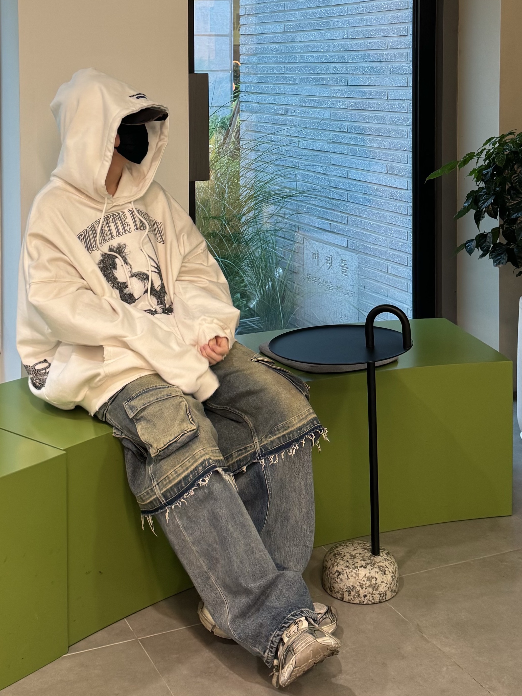 Nos Couleurs Old Washed Cargo Denim Shorts Blue, Project G/R x Atmos Etiquette Lesson Vintage Washed Hoodie White 착용 스타일 - 4