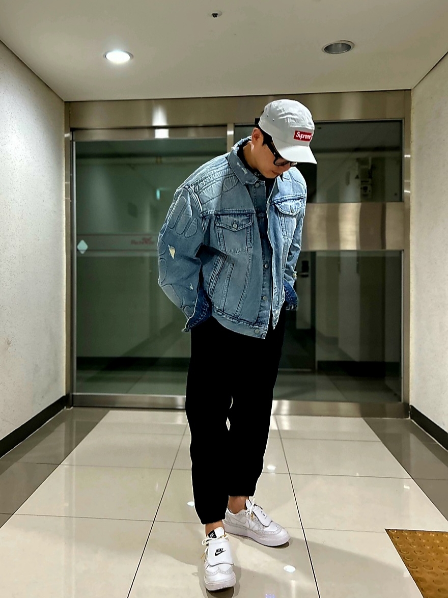 Yeezy Gap Engineered By Balenciaga Padded Denim Jacket Blue, Supreme Gloss Ripstop Camp Cap Light Grey - 23FW 착용 스타일 - 2