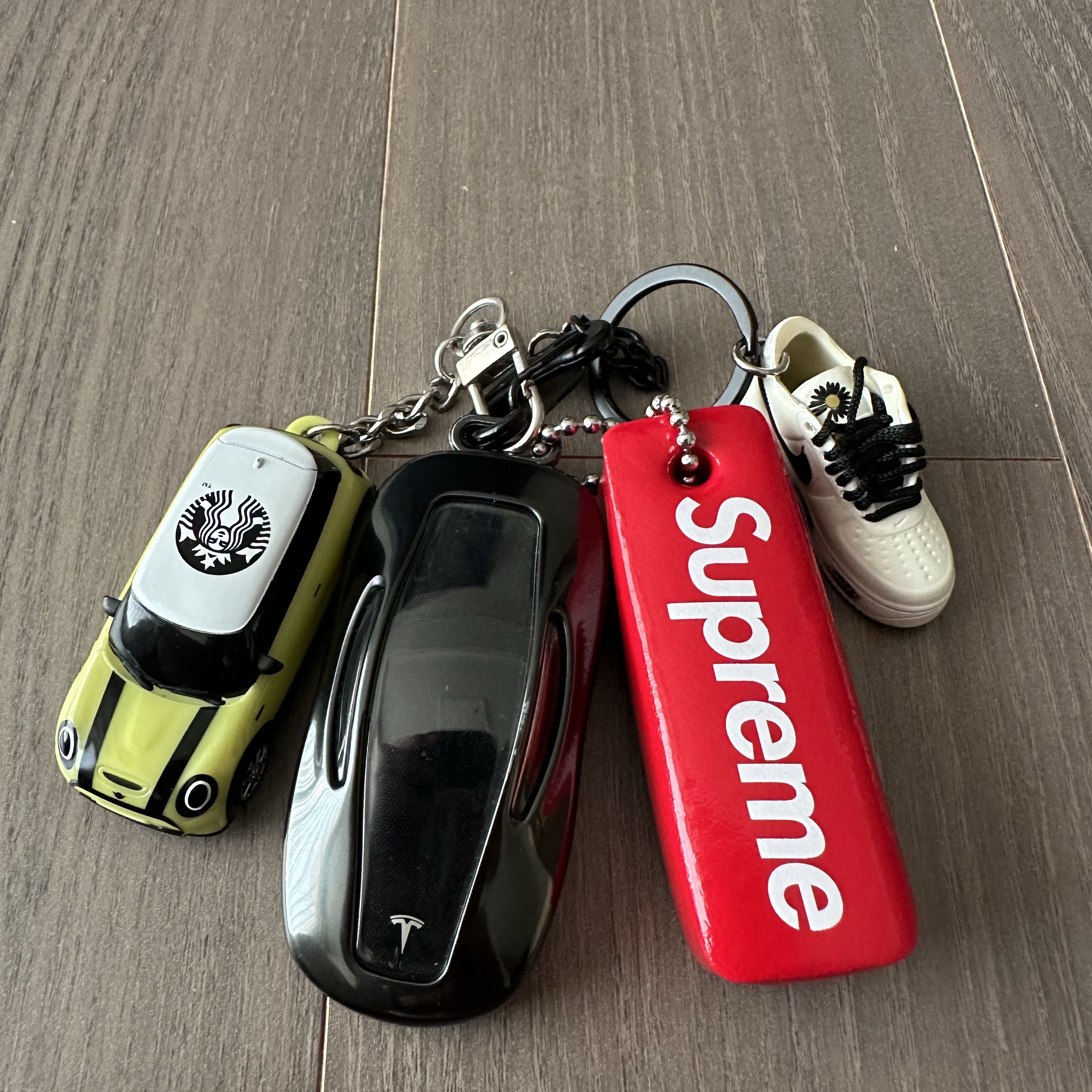 Supreme Floating Keychain Red - 23FW 착용 스타일