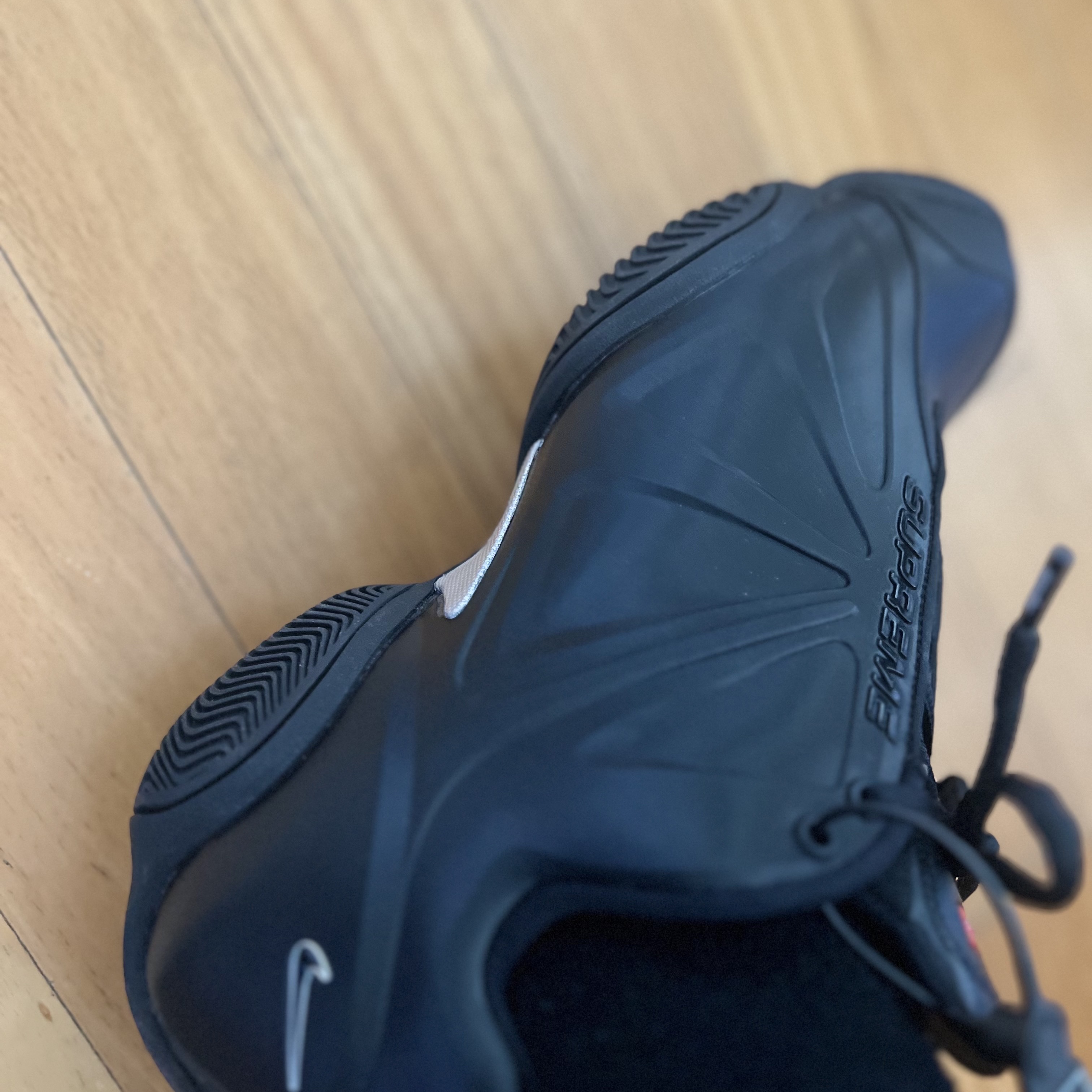 Nike x Supreme Air Zoom Courtposite SP Black Metallic Silver 착용 스타일 - 4