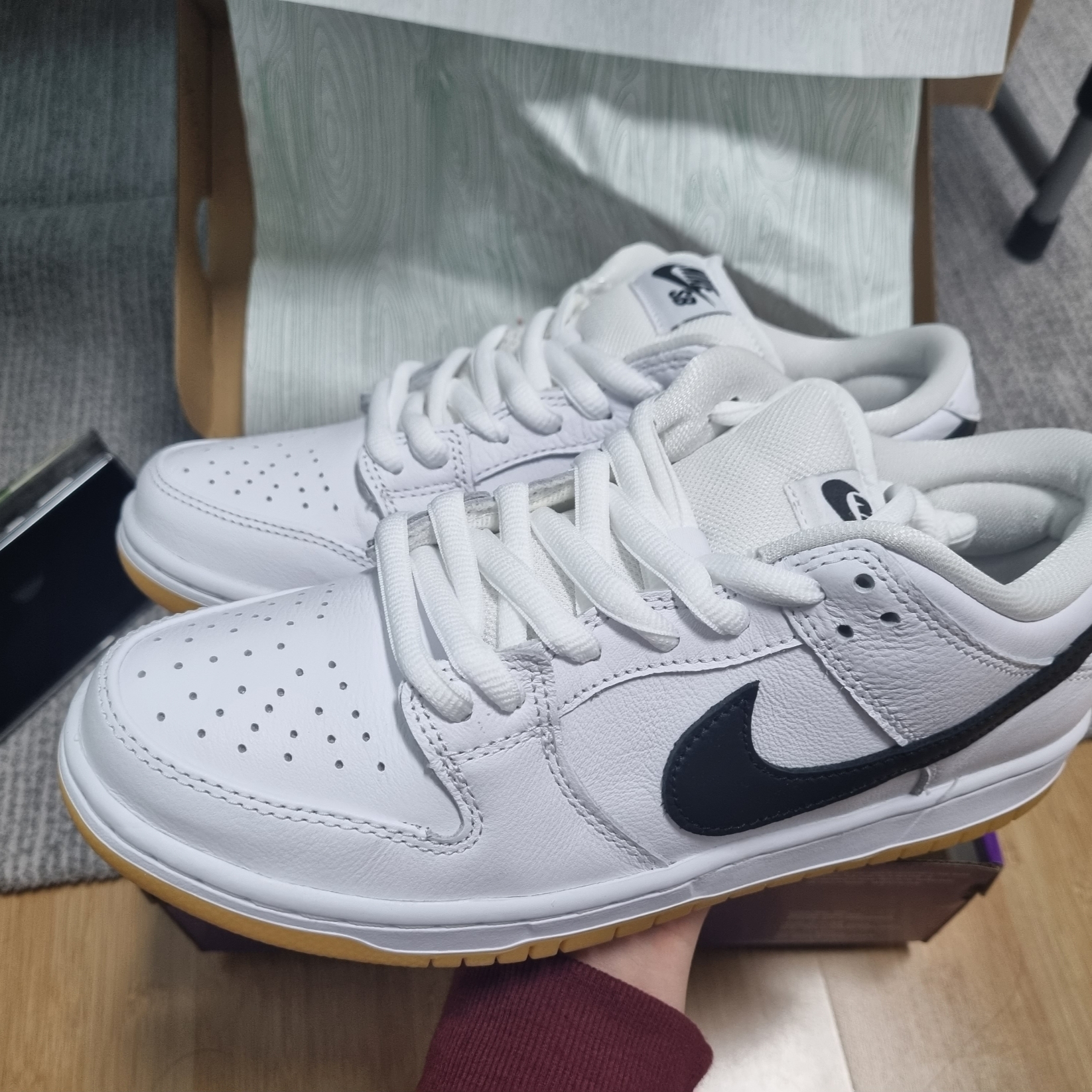 Nike SB Dunk Low Pro White and Gum Light Brown 착용 스타일