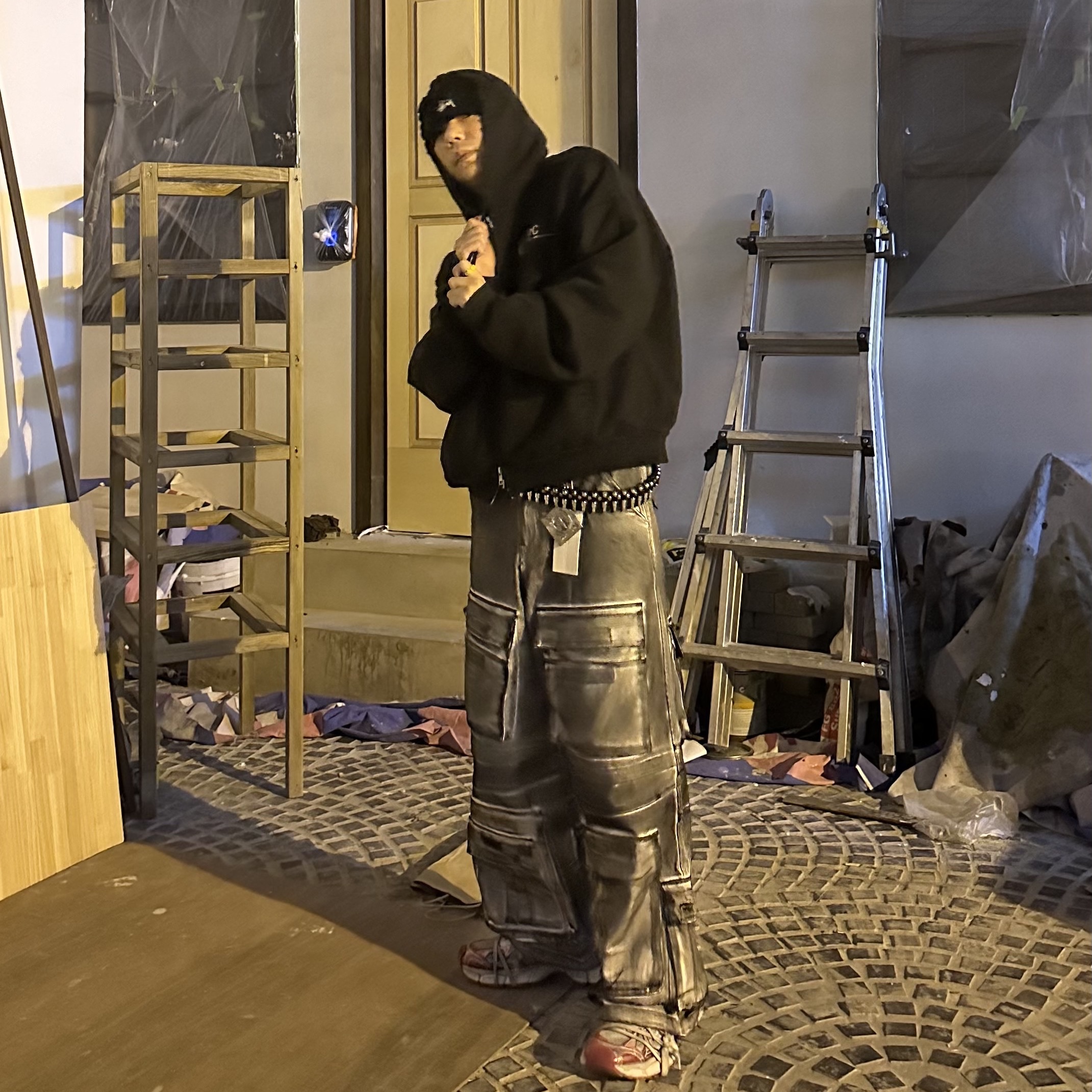 Project G/R SPC Cropped Distressed Zip Hoodie Washed Black, Project G/R Painted Denim Cargo Dirty White 착용 스타일 - 3