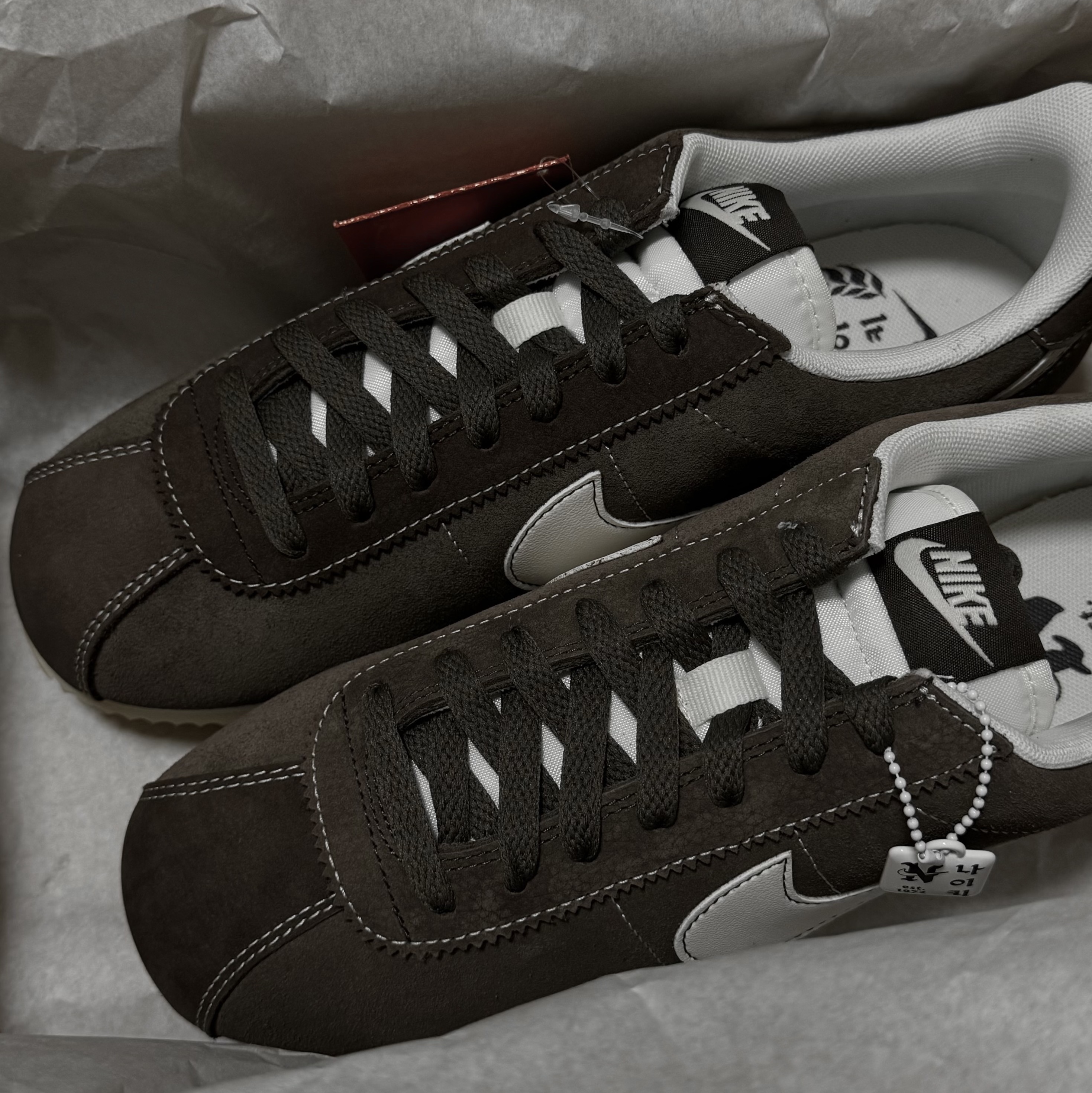 Nike Cortez SE Hangul Day Baroque Brown Sail 착용 스타일 - 1