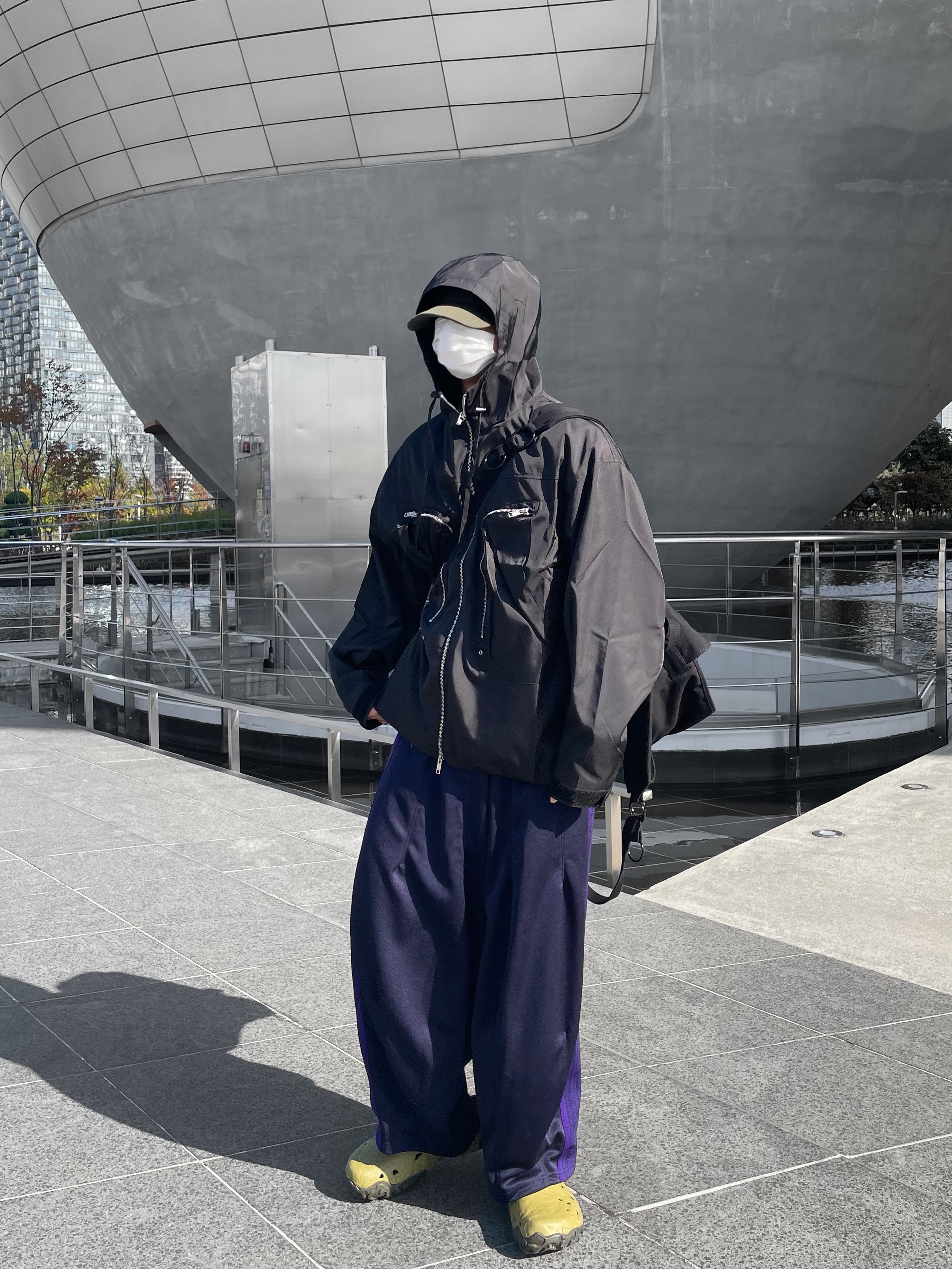 Crocs x Roa Hiking Atlas Clog Aloe Multi, Needles H.D. Track Pants Poly Smooth Navy 착용 스타일 - 2