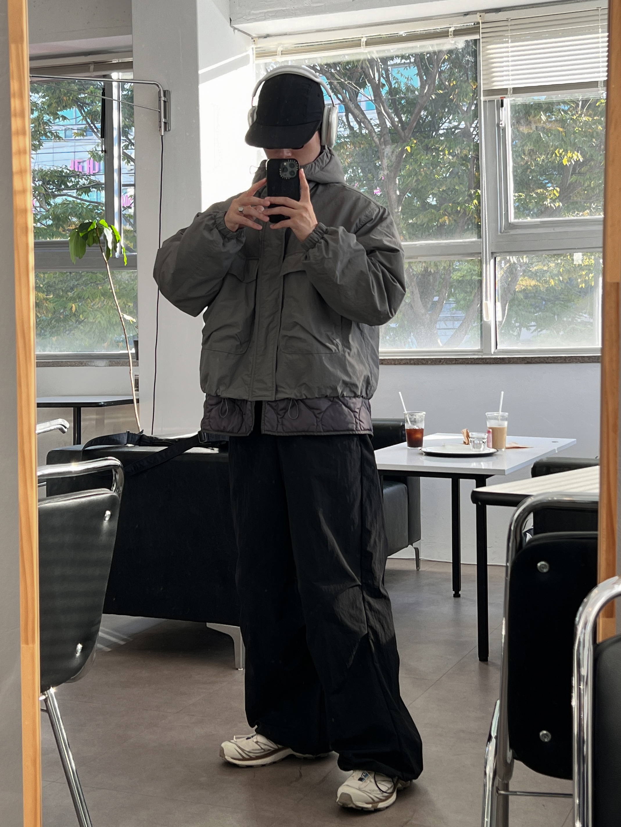 Salomon XT-6 Turtledove, Apple AirPods Max Lightning Silver (Korean Ver.) 착용 스타일 - 1