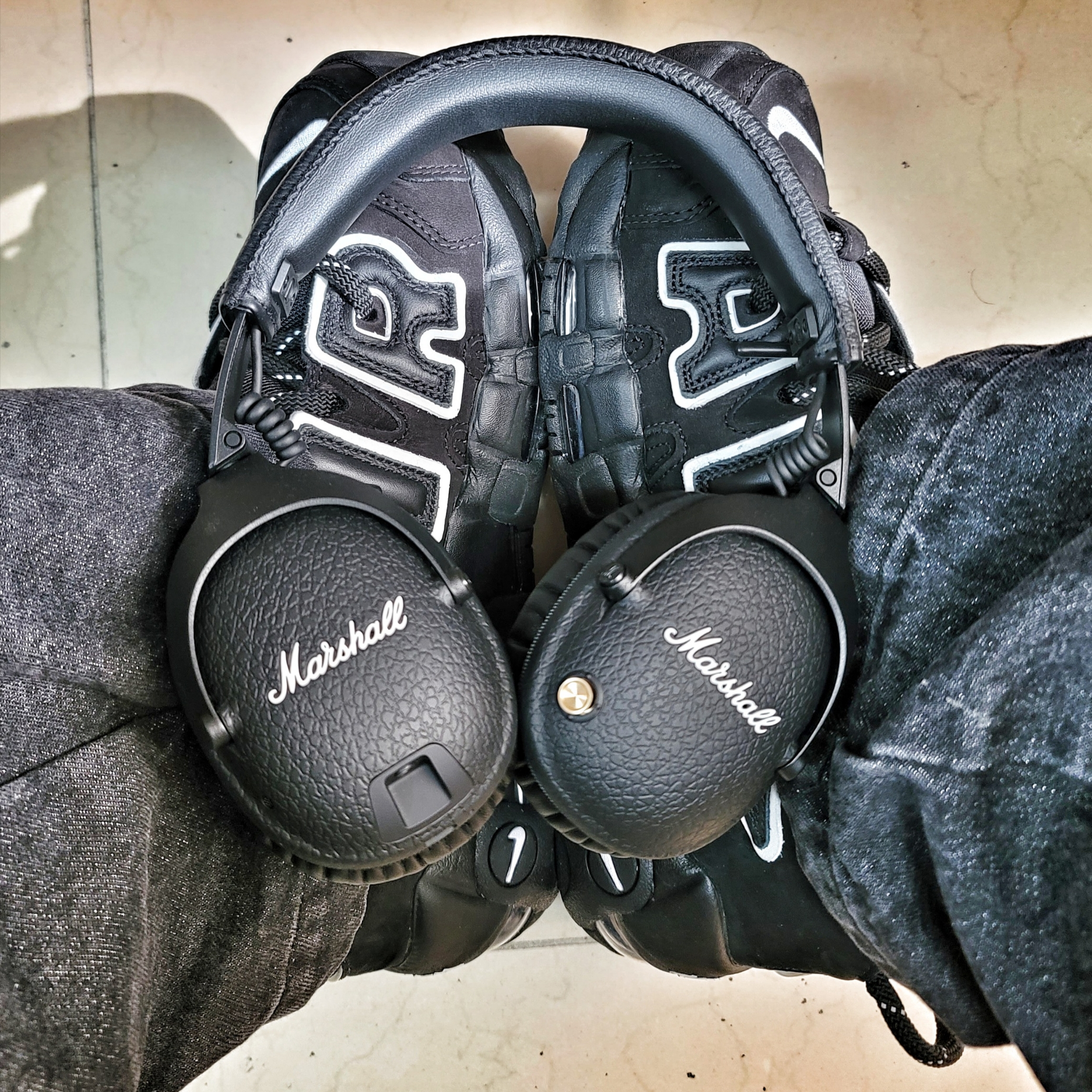 Marshall Monitor II A.N.C Black (Korean Ver.), Nike x Ambush Air More Uptempo Low Black and White 착용 스타일