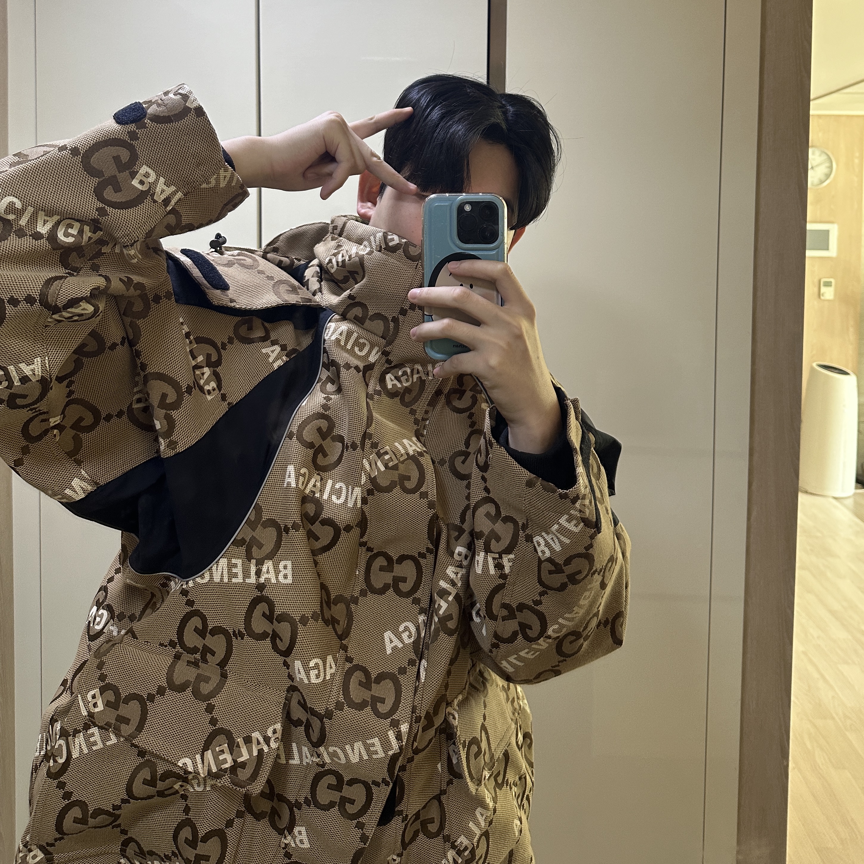 (W) Gucci x Balenciaga The Hacker Project Jumbo GG Jacket Beige Ebony 착용 스타일